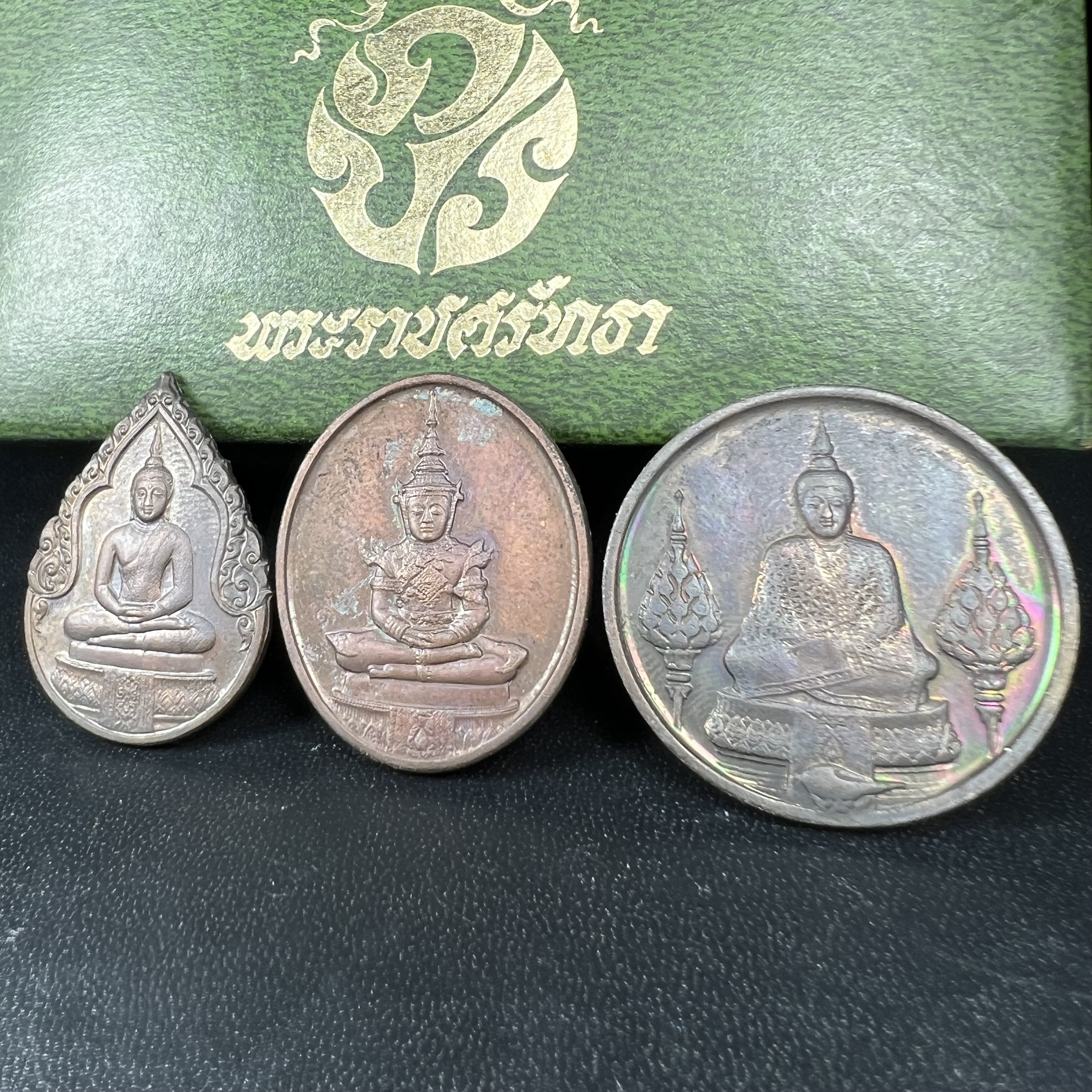 เหรียญพระแก้วมรกตหลัง ภปร. ฉลองกรุงรัตนโกสินทร์ครบ 200 ปี พ.ศ.2525 เนื้อทองแดงกล่องบรรจุเดิมครบ3พิมพ์(บล็อกพระราชศรัธา)(ในหลวงรัชกาลที่9 เสด็จในพิธี)พระคู่บ้านคู่เมือง...พระดี...พิธีใหญ่