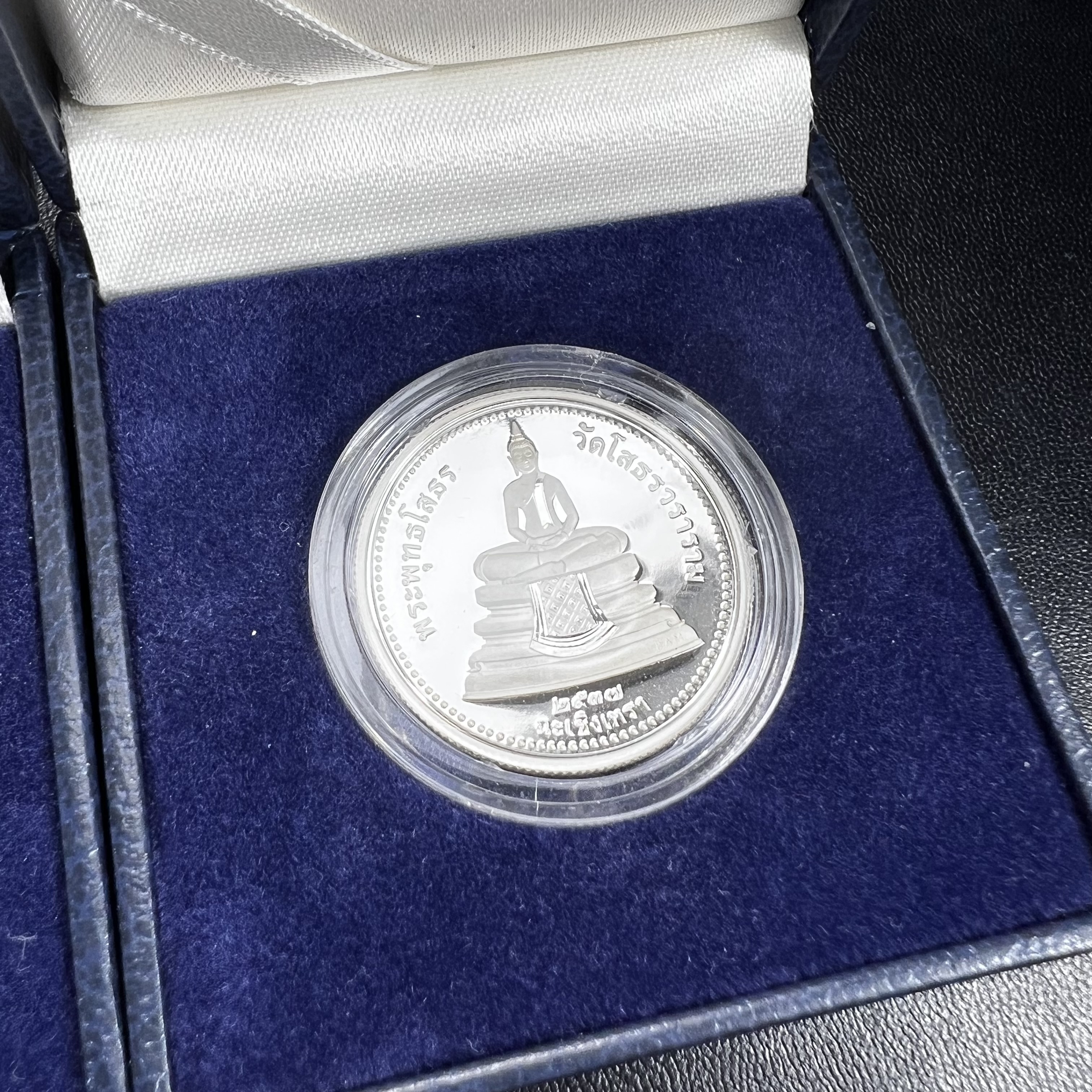 เหรียญพระพุทธโสธร 2 หน้า วัดโสธรวรารามวรวิหาร จ.ฉะเชิงเทรา ปี 2537เนื้อเงินขัดเงาสองหน้า ขนาด 2.8 ซ.ม. บล็อกนอก ผลิตที่โรงกษาปณ์ Royal Australian Mint ประเทศออสเตรเลีย พร้อมกล่องบรรจุเดิม สภาพสวย