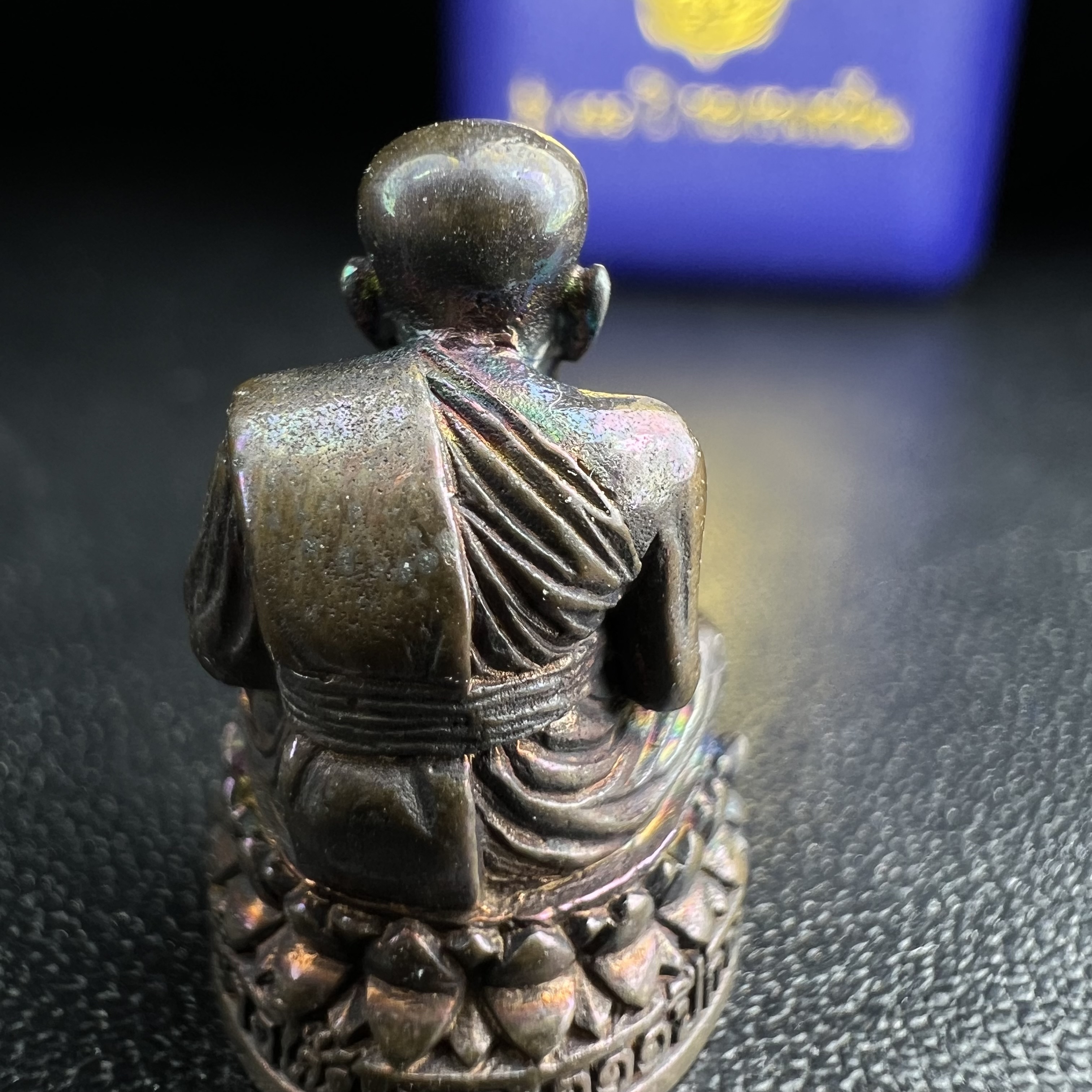 รูปเหมือนหล่อลอยองค์หลวงปู่ทวด รุ่น 111ปี กระทรวงกลาโหม เนื้อนวโลหะรมดำ-ปัดเงา ปี2540 พิธีใหญ่ เข้มขลัง นิยม พร้อมกล่องบรรจุเดิม(คัดสภาพสวยผิวเทพๆผิวรุ้งๆ)ทั้งพิธีทั้งพุทธศิลป์ทรงคุณค่าอีกหนึ่งรุ่นยอดนิยม