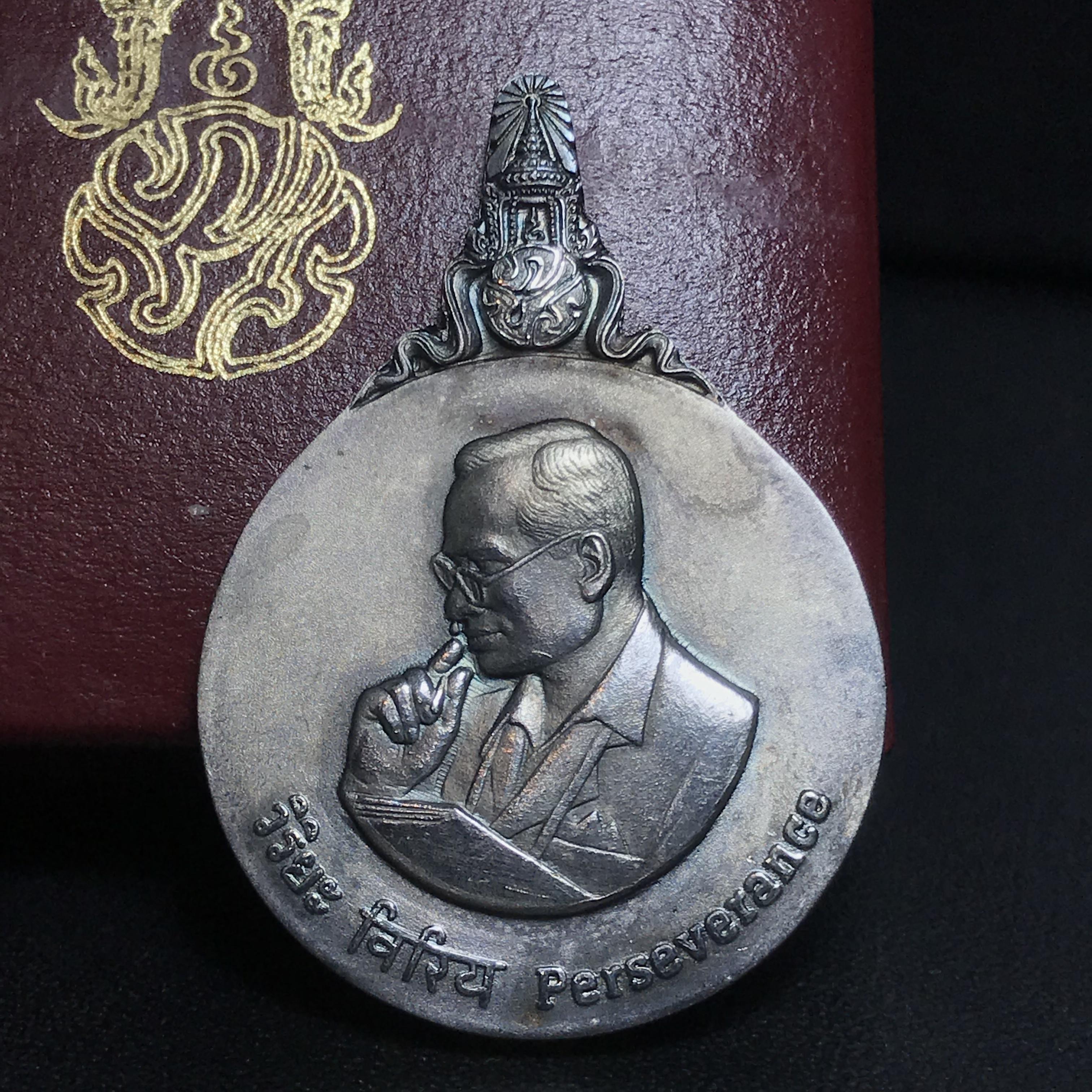 เหรียญพระมหาชนก ปี2539(รุ่นแรก) เนื้อเงิน พิมพ์ใหญ่บล็อกนิยมหายากสุดในรุ่น(วงเดือน คอจุด) ผิวเดิมสีรุ้งธรรมชาติแบบนิยม พร้อมหนังสือสภาพสวยครบชุด