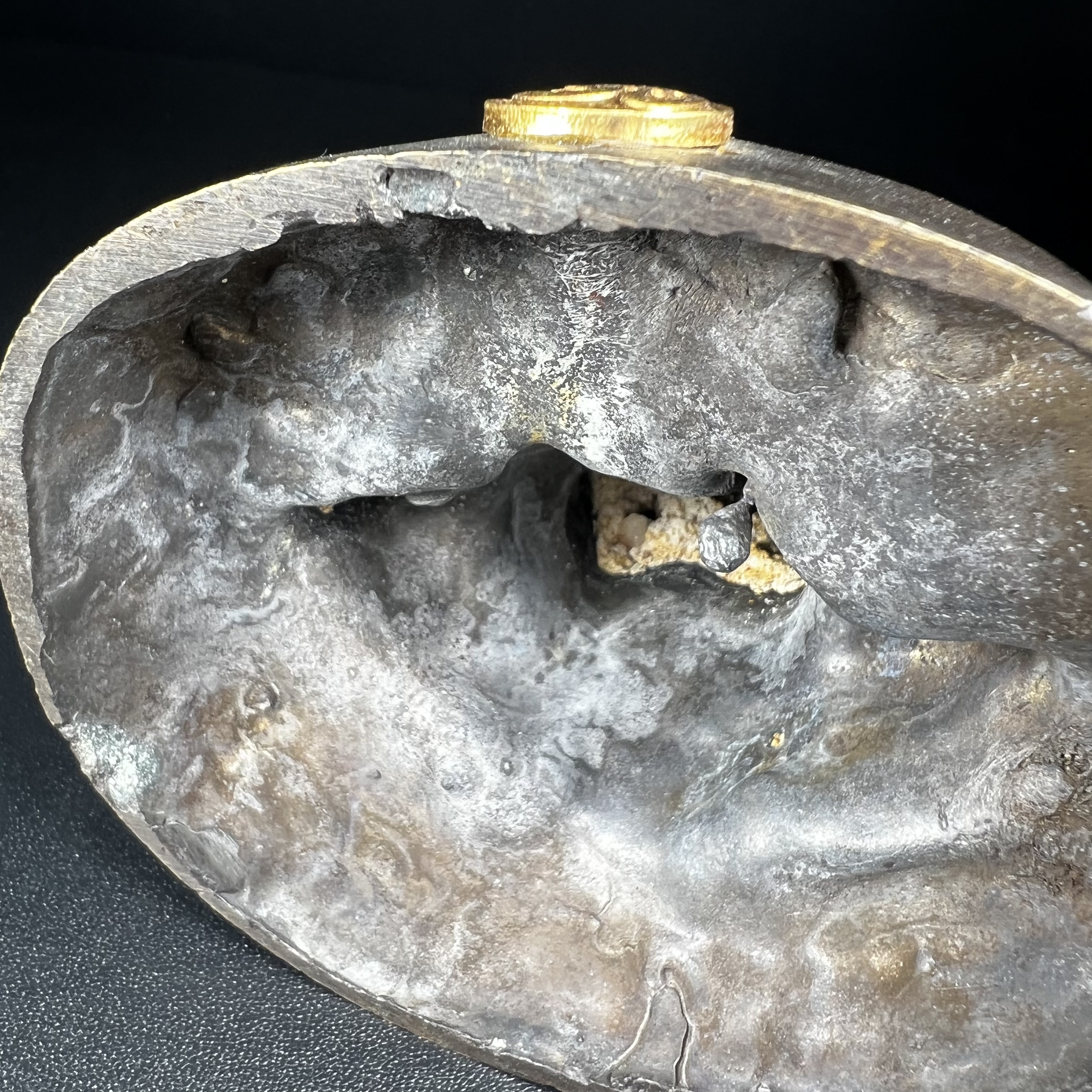 พระพิฆเนศ กรมศิลปากร ปี2547 ขนาดบูชาหน้าตัก 3 นิ้ว โลหะผสมเนื้อดี มีโค๊ดหมายเลขกำกับNo.821 (1 ใน 5000 องค์)รุ่นยอดนิยมหายาก