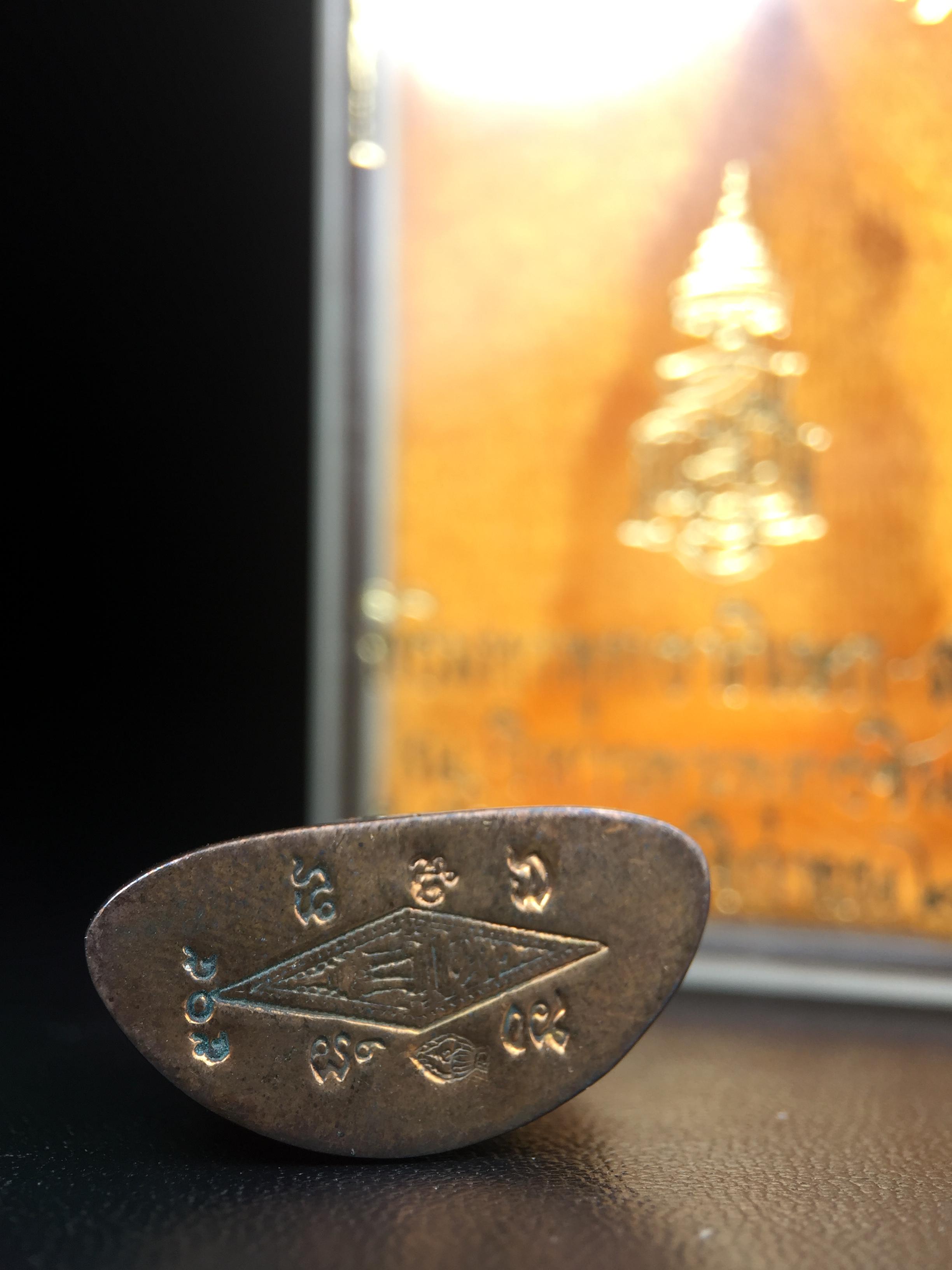 พระพุทธชินราช ญสส. วัดพระศรีมหาธาตุ จ.พิษณุโลก ปี2543 กริ่งชินราชเนื้อนวโลหะเต็มสูตร (ผสมทองคำ 2 บาท ต่อน้ำหนักเนื้อ 1 กิโลกรัม) พิธีใหญ่ รุ่นแรกและรุ่นเดียวที่ หลวงปู่หมุน ฐิตสีโล วัดบ้านจาน มาร่วมปลุกเสก(องค์หมายเลข 505 เลขสวย)(1 ใน 2543 องค์)นิยม