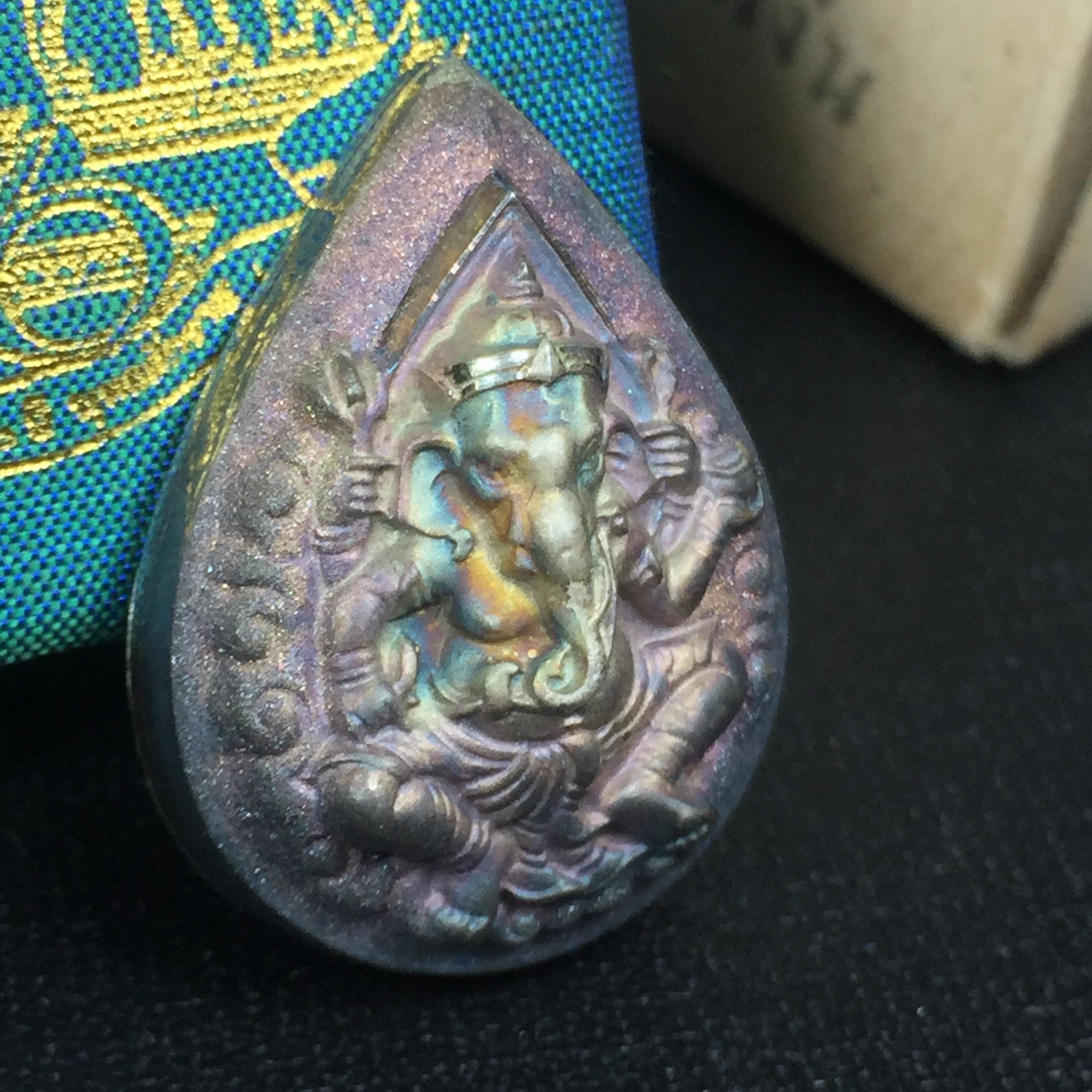 เหรียญพระพิฆเนศวร ญสส. ชุดกาญจนาภิเษกครองราชย์ 50 ปี พุทธศักราช 2538 พิมพ์ใหญ่(2.9 ซม.) เนื้อเงินผิวเดิมกลับดำขึ้นสีรุ้งเข้มขลังงดงามธรรมชาติสร้างสรรค์ สภาพสวยเดิมพร้อมกล่องบรรจุเดิม ตอกโค๊ดหมายเลขกำกับ(1ใน 5539องค์)