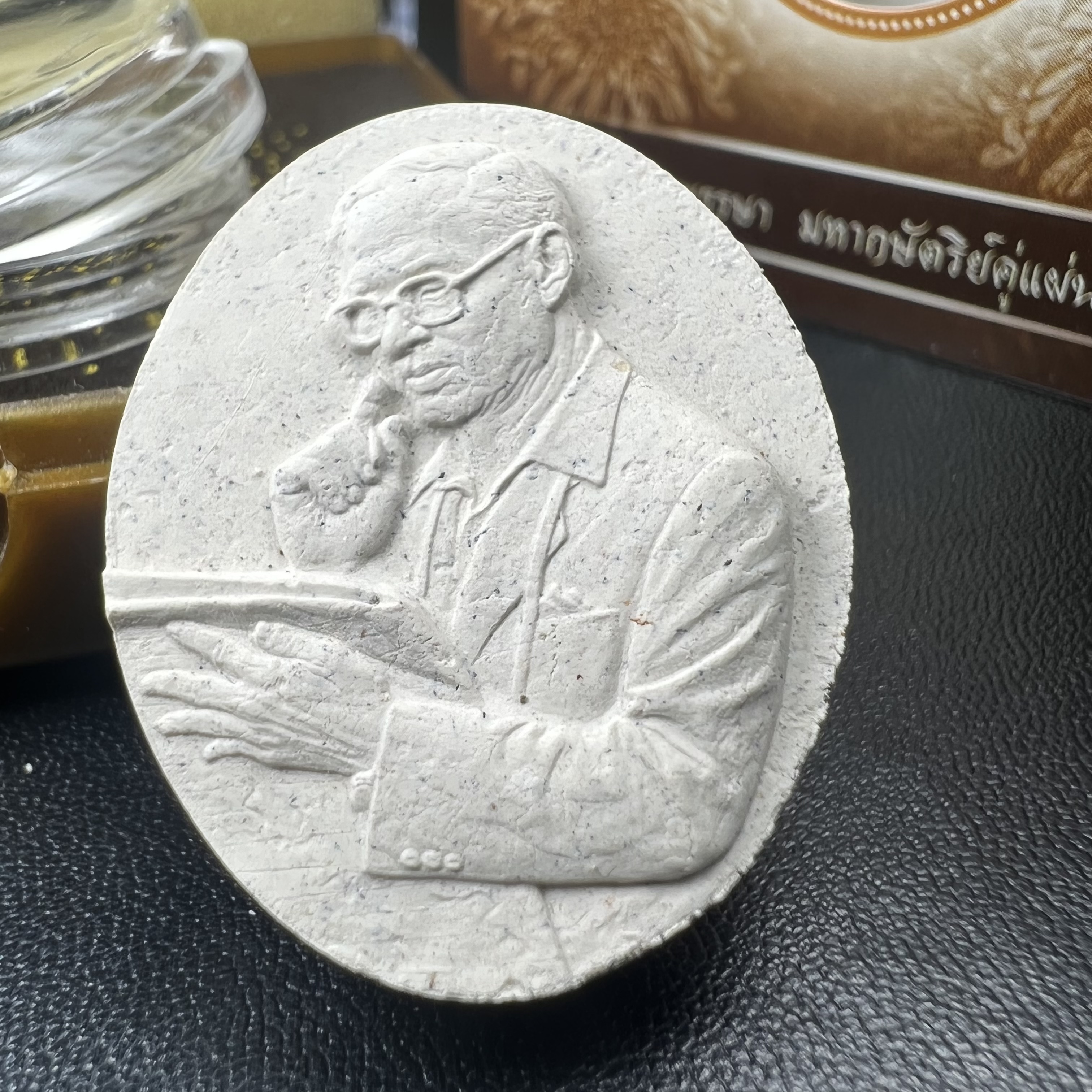 เหรียญรูปหล่อพระบาทสมเด็จพระเจ้าอยู่หัว ในหลวงทรงงาน “รุ่นเย็นศิระเพราะพระบริบาล 80พรรษา มหากษัตริย์คู่แผ่นดินสยาม” พ.ศ.2550 เนื้อผง พุทธคุณ (ผงจิตรลดาพระราชทาน) ด้านหลังสัญลักษณ์ 80 พรรษา เนื้อทองแดง(ขนาด 27*35 มม.)พร้อมกล่องบรรจุเดิมครบ