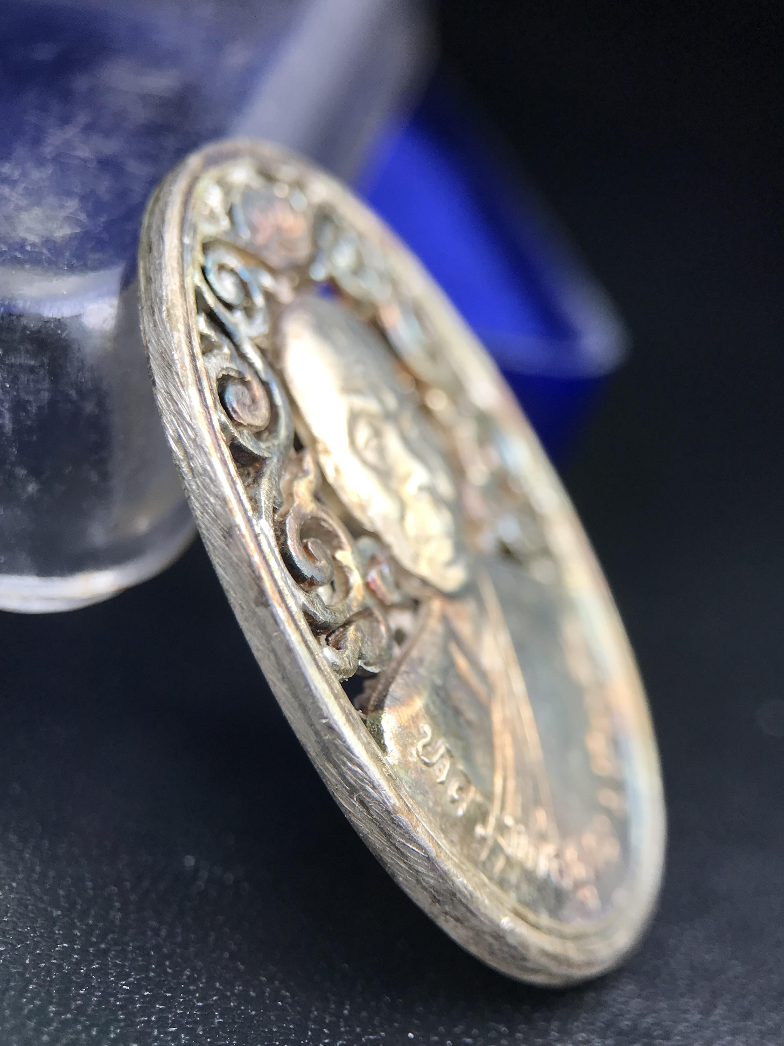 เหรียญหลวงพ่อคูณ ปริสุทโธ วัดบ้านไร่ รุ่น สก. ปี 2536 พิมพ์ลายฉลุ เนื้อเงิน(ผิวเดิมรุ้งสวยมาก) งานมหามงคลเฉลิมพระชนมพรรษา 5 รอบ สมเด็จพระบรมราชินีนาถ จัดสร้างโดย กองพลทหารราบที่๒ ทหารเสือราชินี รักษาพระองค์ (พิธีใหญ่ ประวัติชัดเจน อีกหนึ่งรุ่นยอดนิยม)