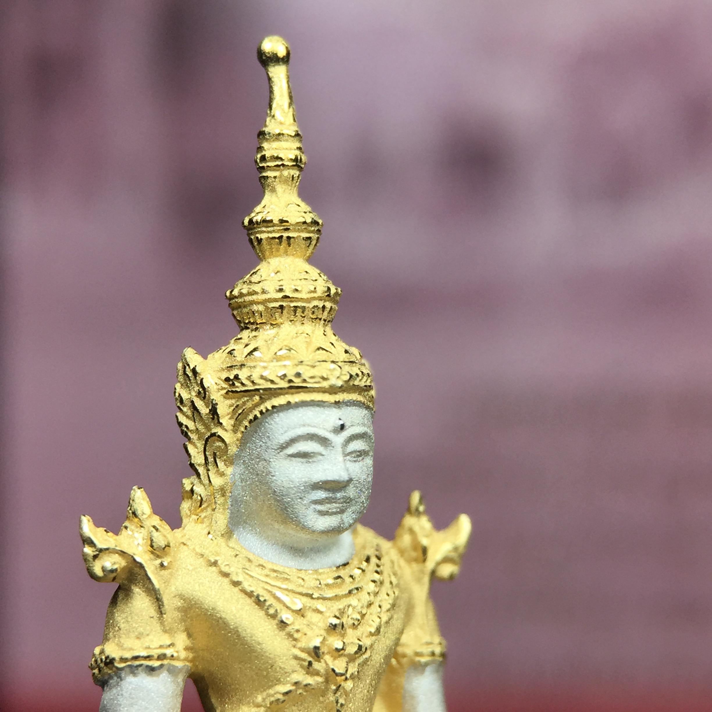 พระแก้วมรกต ภปร.(รุ่นแรก) ปี2545 จัดสร้างในมหาวโรกาส พระบาทสมเด็จพระเจ้าอยู่หัวรัชกาลที่ 9 ครบรอบ 75 พรรษา และฉลองกรุงรัตนโกสินทร์ครบ 220 ปี พิมพ์ลอยองค์ใหญ่ เนื้อเงินบริสุทธิ์ 92.5%(สามกษัตริย์) ขนาด 19*35 มม. พร้อมกล่อง สวยครบสมบูรณ์(องค์หมายเลข ๑๗๒๐)