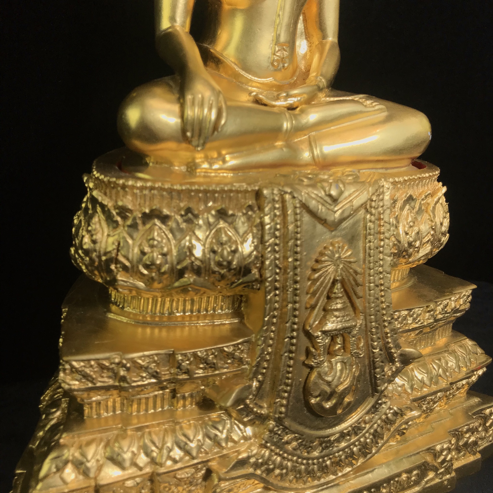 พระพุทธสิงหธรรมมงคล ภปร. รุ่นแรก พุทธสมาคมแห่งประเทศไทย ในพระบรมราชูปถัมภ์ จัดสร้าง ปี2547 เนื้อโลหะผสมปิดทอง หน้าตัก 5 นิ้ว(1 ใน 1999 องค์)