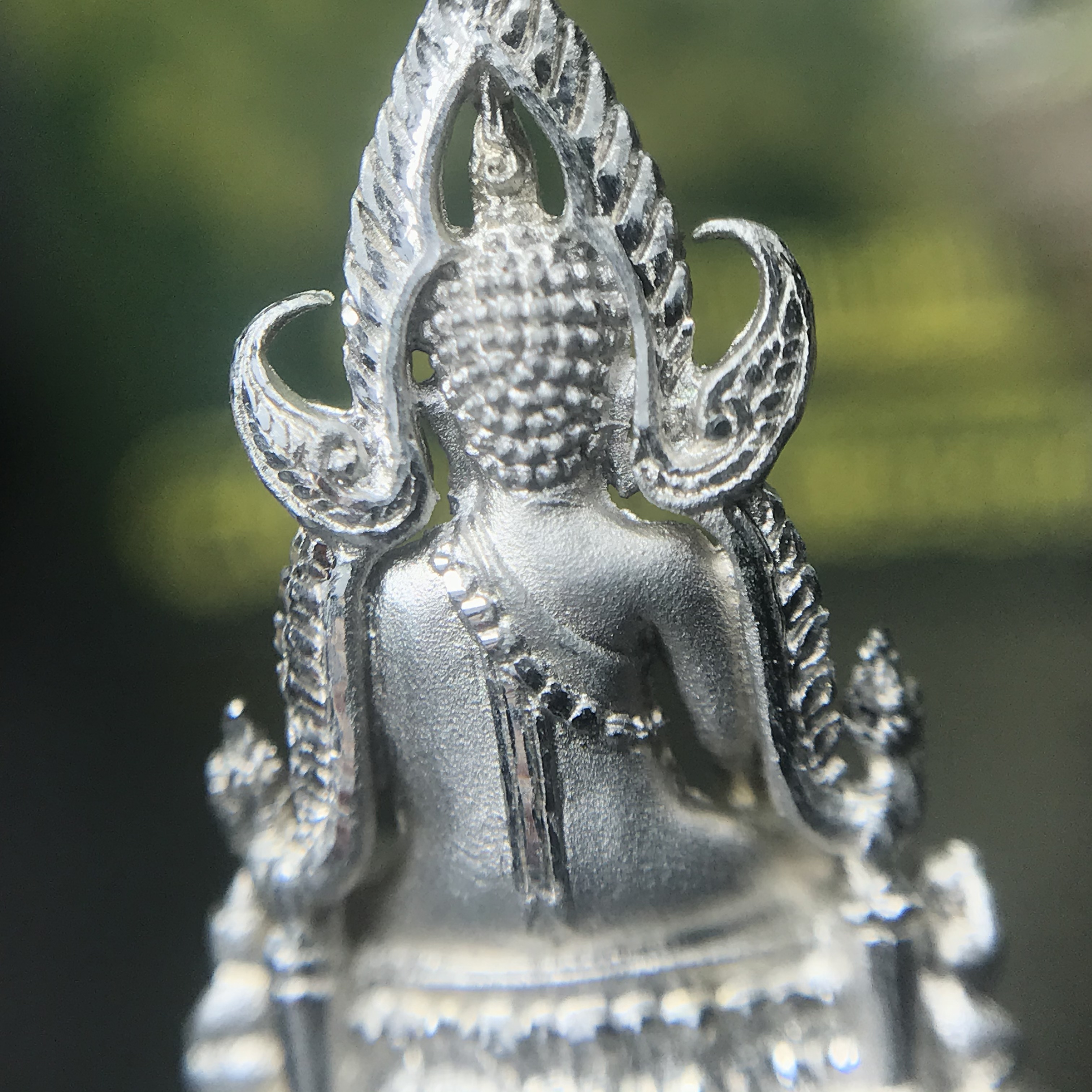 พระพุทธชินราช(จำลอง) ภปร. 84 พรรษา เนื้อเงินชุบทองคำขาว พิมพ์เล็กขนาดหน้าตัก 1/4 นิ้ว (สภาพสวยเดิม)(เลขสวย นัมเบอร์ 2666) )(พระราชทานมวลสาร จิตรลดาและเส้นพระเจ้า(เส้นผม))