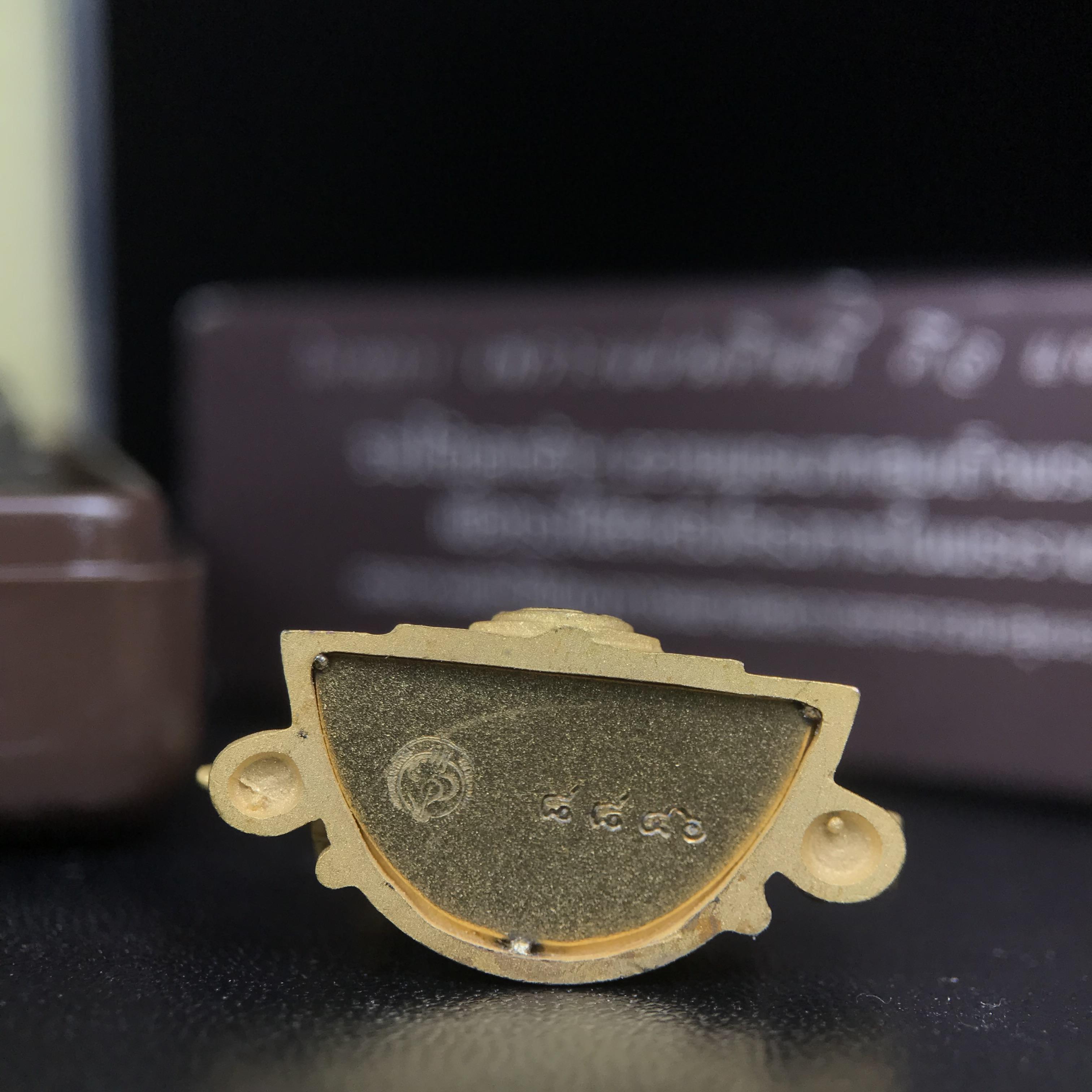 พระพุทธชินราช ภปร. โครงการ "เพราะแผ่นดินนี้ คือ แผ่นดินเกิด" ปี 2548(รุ่นแรก) ลอยองค์เนื้อเงินสามกษัตริย์ หน้าตัก 1/2 นิ้ว (ขนาด 3.5 x 2.5 ซม.) พุทธศิลป์งดงามทรงคุณค่า รุ่นยอดนิยม(องค์หมายเลข ๘๘๔๖)