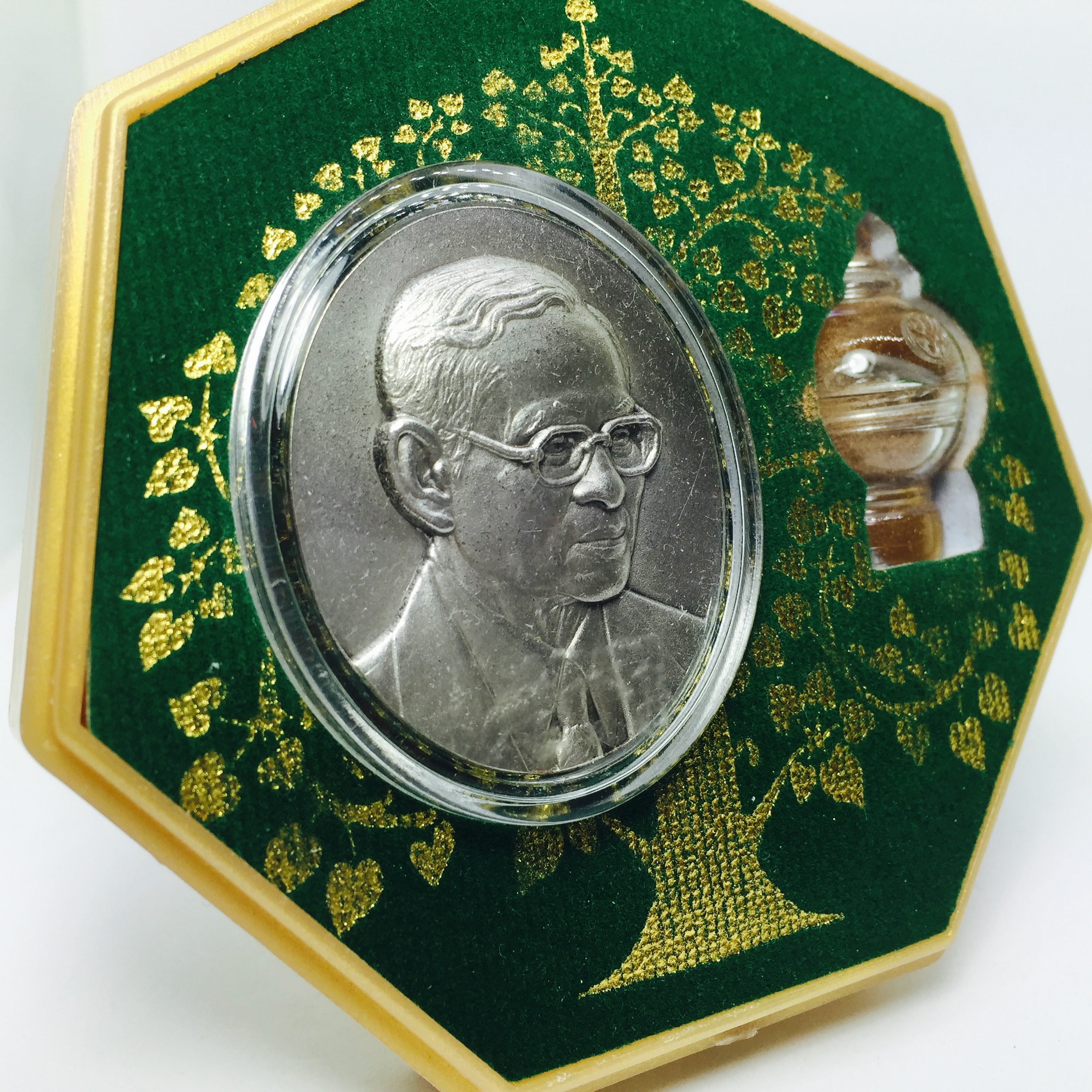 เหรียญพระบรมรูปหล่อพระบาทสมเด็จพระเจ้าอยู่หัว 84 พรรษา เนื้อเงินรมดำขัดวินอล พิมพ์ใหญ่