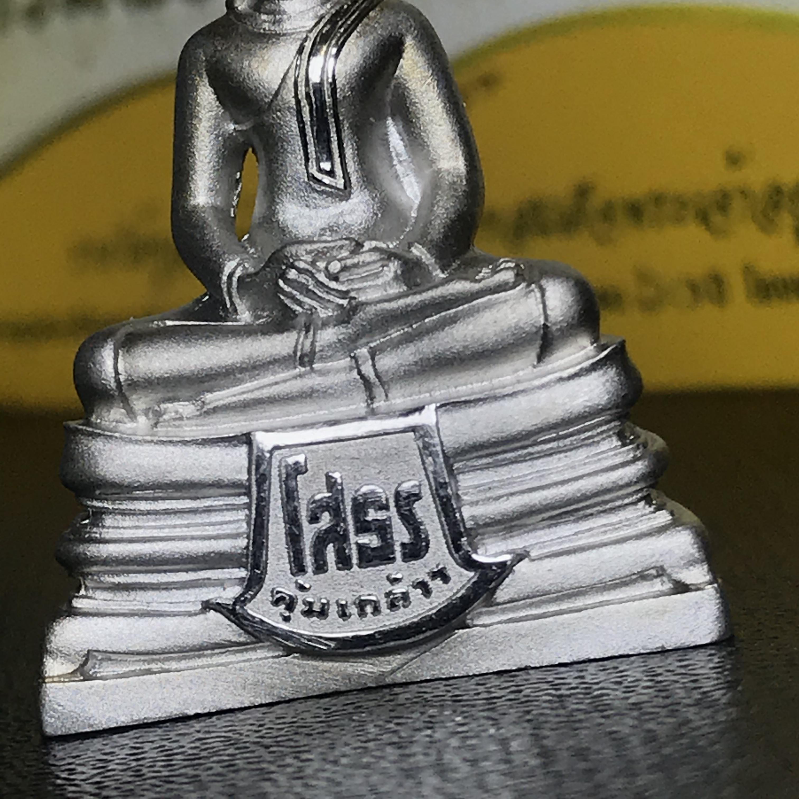 พระพุทธโสธร คุ้มเกล้าฯ ภปร.(ใต้ร่มพระบารมี คุ้มเกล้า) 60ปี รพ.ภูมิพลฯ พ.ศ.2552 เนื้อเงิน ชุบทองคำขาว(พิมพ์ใหญ่ขนาด 30*20 มม.)(1ใน5000 องค์)