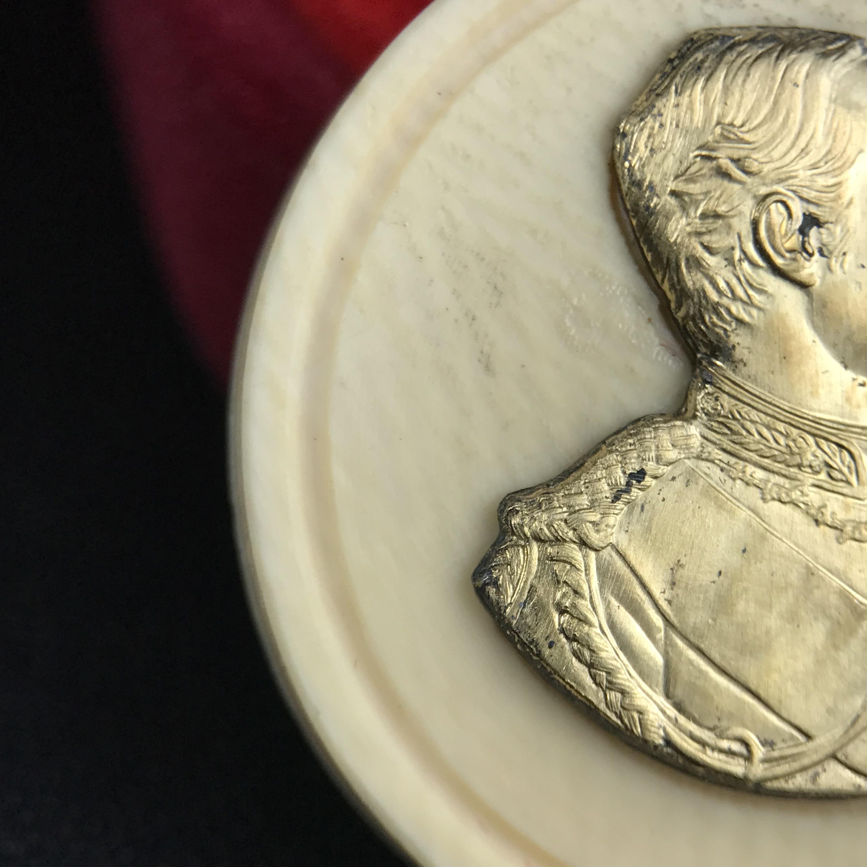 เหรียญรัชกาลที่ 5 คชสารหมื่นปี หลวงพ่ออุตตมะ วัดวังก์วิเวการาม ปี 2540 พิมพ์ใหญ่ขนาด 3.0 ซม. หน้ากากทองคำบริสุทธิ์ 99.99% (ผิวสวยเดิม)พร้อมกล่องบรรจุเดิมครบ(ควรคู่ผู้รู้คุณค่า ด้วยวัตถุมงคล เสริมบุญญาบารมี)