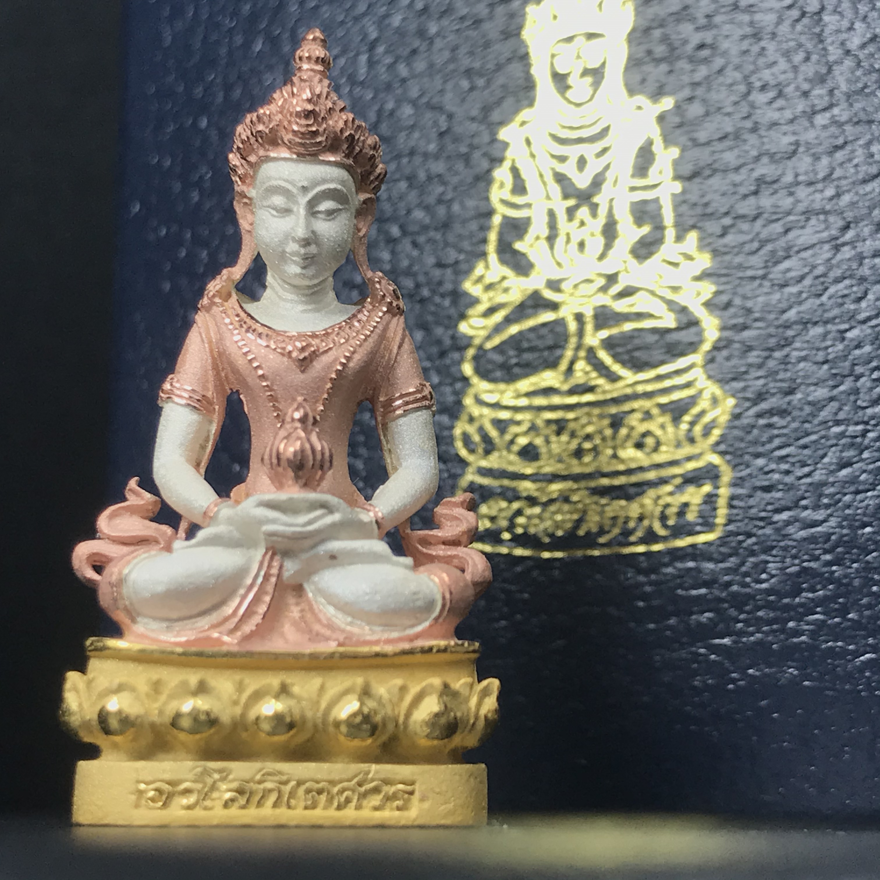 พระกริ่งอวโลกิเตศวร ( เจ้าแม่กวนอิม ) วัดโพธิ์แมนคุณาราม เนื้อเงิน 3 กษัตริย์ พ่นทราย รุ่นอุดมโภคทรัพย์ พ.ศ.2539(อีกหนึ่งรุ่นยอดนิยม พุทธศิลป์สวยงดงาม)