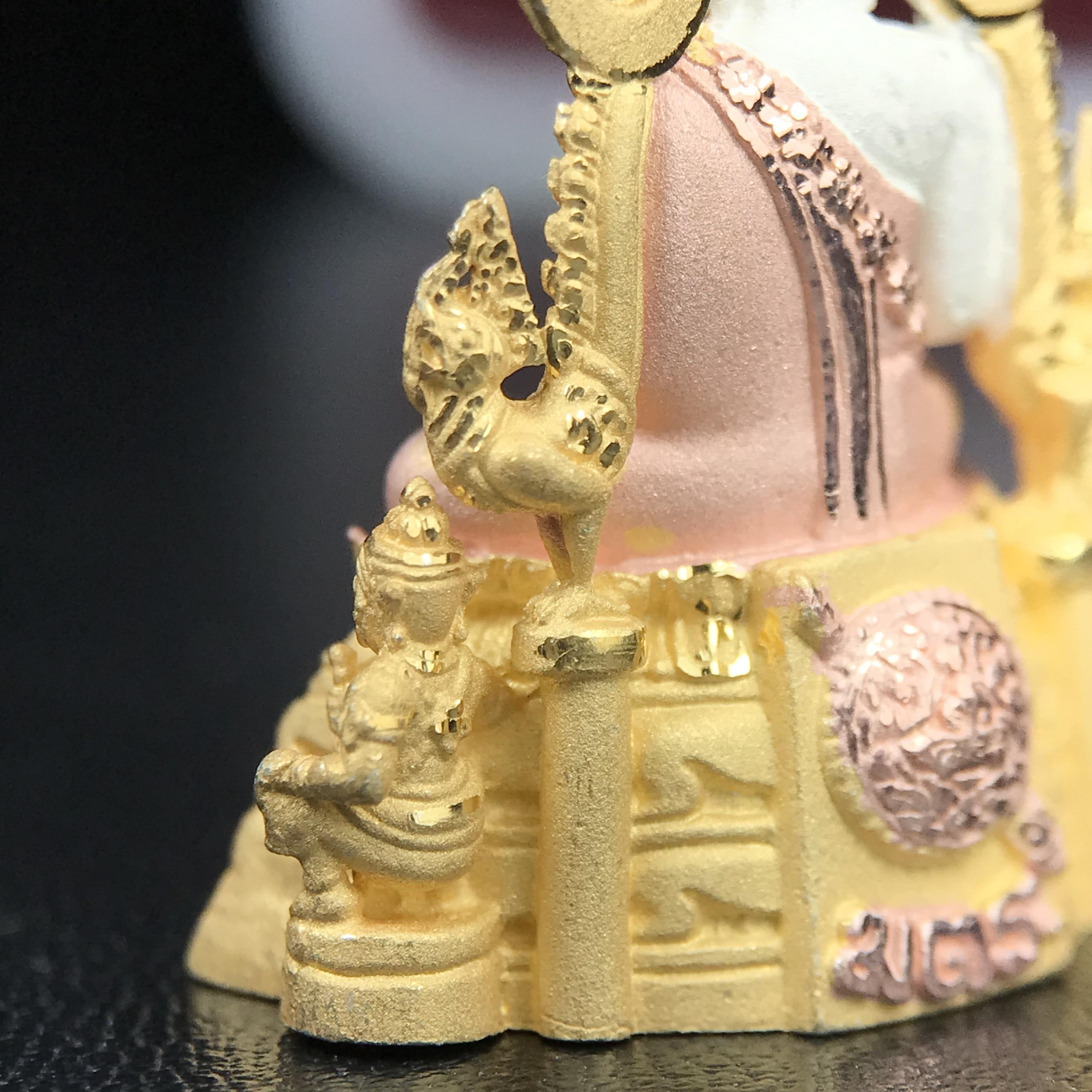 พระพุทธชินราช รุ่น ประวัติศาสตร์ มูลนิธิเพื่อตำรวจไทยจัดสร้าง ปี 2562 เนื้อเงินชุบสามกษัตริย์ขัดเงา พิมพ์พระพุทธชินราช ลอยองค์ แบบจิวเวอร์รี่(ขนาดสูง 3.5 ซม.) (สภาพ สวย ซีนซองเดิม กล่องบบรรจุเดิมครบสมบูรณ์)1 ใน 1999 องค์)