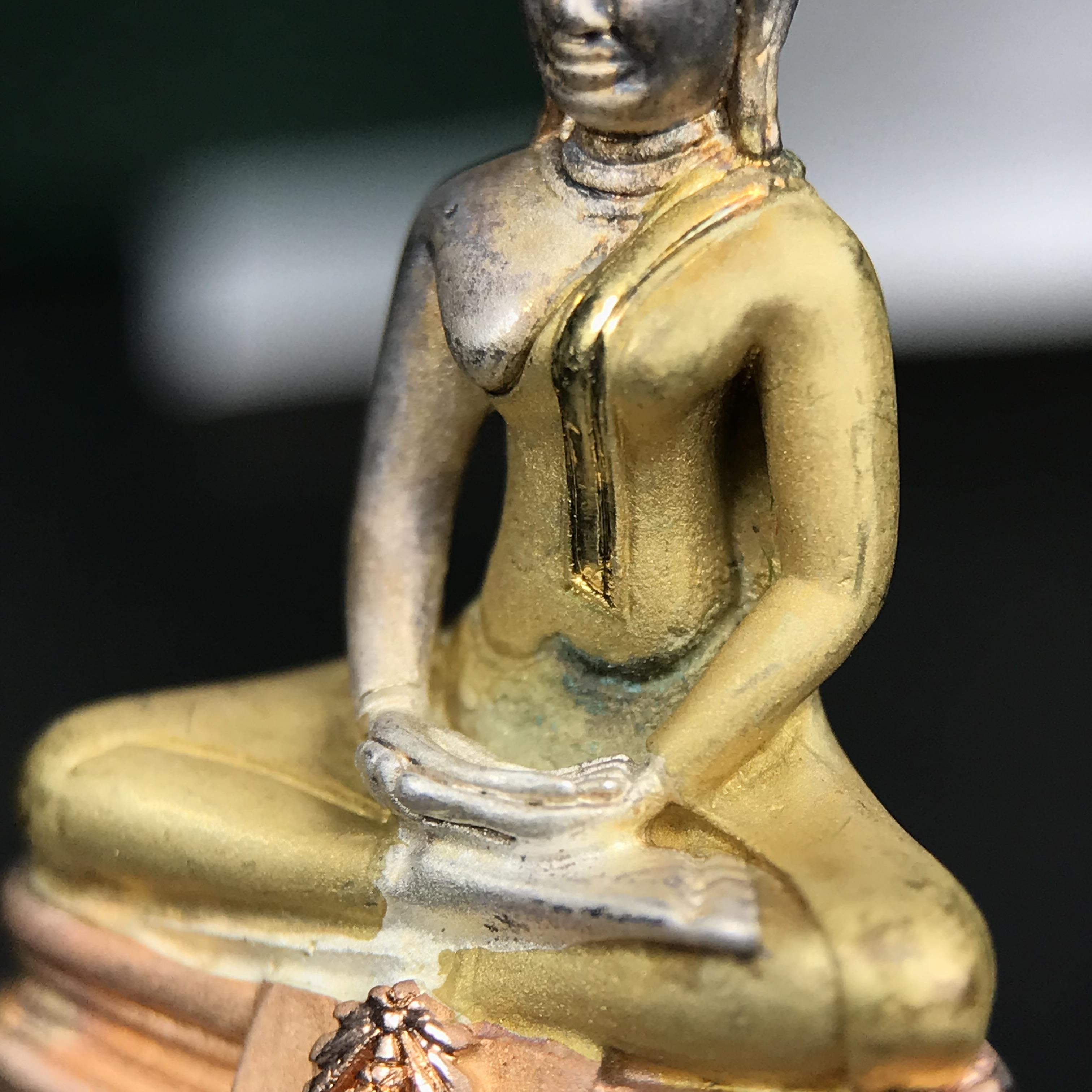 พระพุทธโสธร ภปร. รุ่นย้อนยุค สร้างพระอุโบสถ สมาคมชาวฉะเชิงเทรา จัดสร้าง ปี 2539 วโรกาสครองสิริราชสมบัติครบ 50 ปี เนื้อเงินชุบสามกษัตริย์ทรายนวลขัดเงาบางส่วน(สภาพผิวเดิม เก่าเก็บอย่าดี สวยมาก แบบนี้หายาก) พร้อมกล่องบรรจุและใบรับรองเดิมครบสมบูรณ์