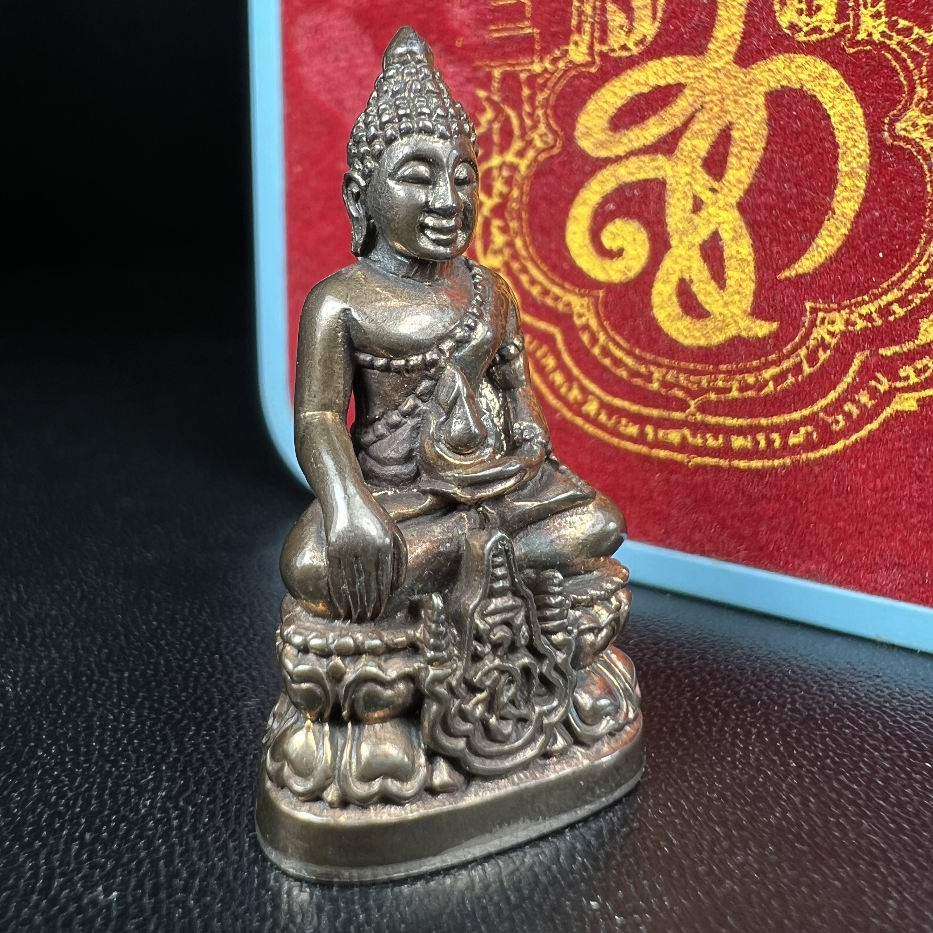 พระกริ่งสมเด็จนางพญาญาณนาวา พรหมวชิรญาณ โครงการพัฒนาพระอารามเฉลิมพระเกียรติ วัดยานนาวา ปี 2547เนื้อนวโลหะก้นเงิน องค์หมายเลข ๓๙๐ พร้อมกล่องบรรจุเดิมครบสมบูรณ์