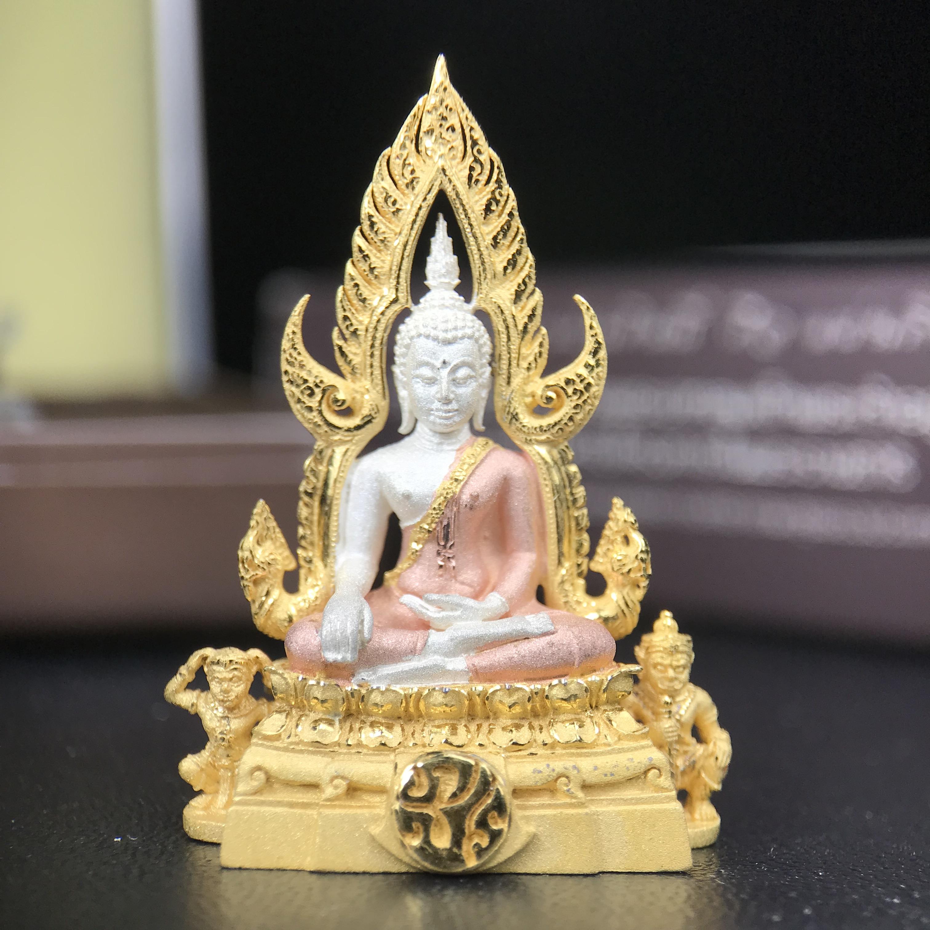 พระพุทธชินราช ภปร. โครงการ "เพราะแผ่นดินนี้ คือ แผ่นดินเกิด" ปี 2548(รุ่นแรก) ลอยองค์เนื้อเงินสามกษัตริย์ หน้าตัก 1/2 นิ้ว (ขนาด 3.5 x 2.5 ซม.) พุทธศิลป์งดงามทรงคุณค่า รุ่นยอดนิยม(องค์หมายเลข 9141)เลขสวยเลขเก้าหน้า...เจริญก้าวหน้าในทุกๆด้าน