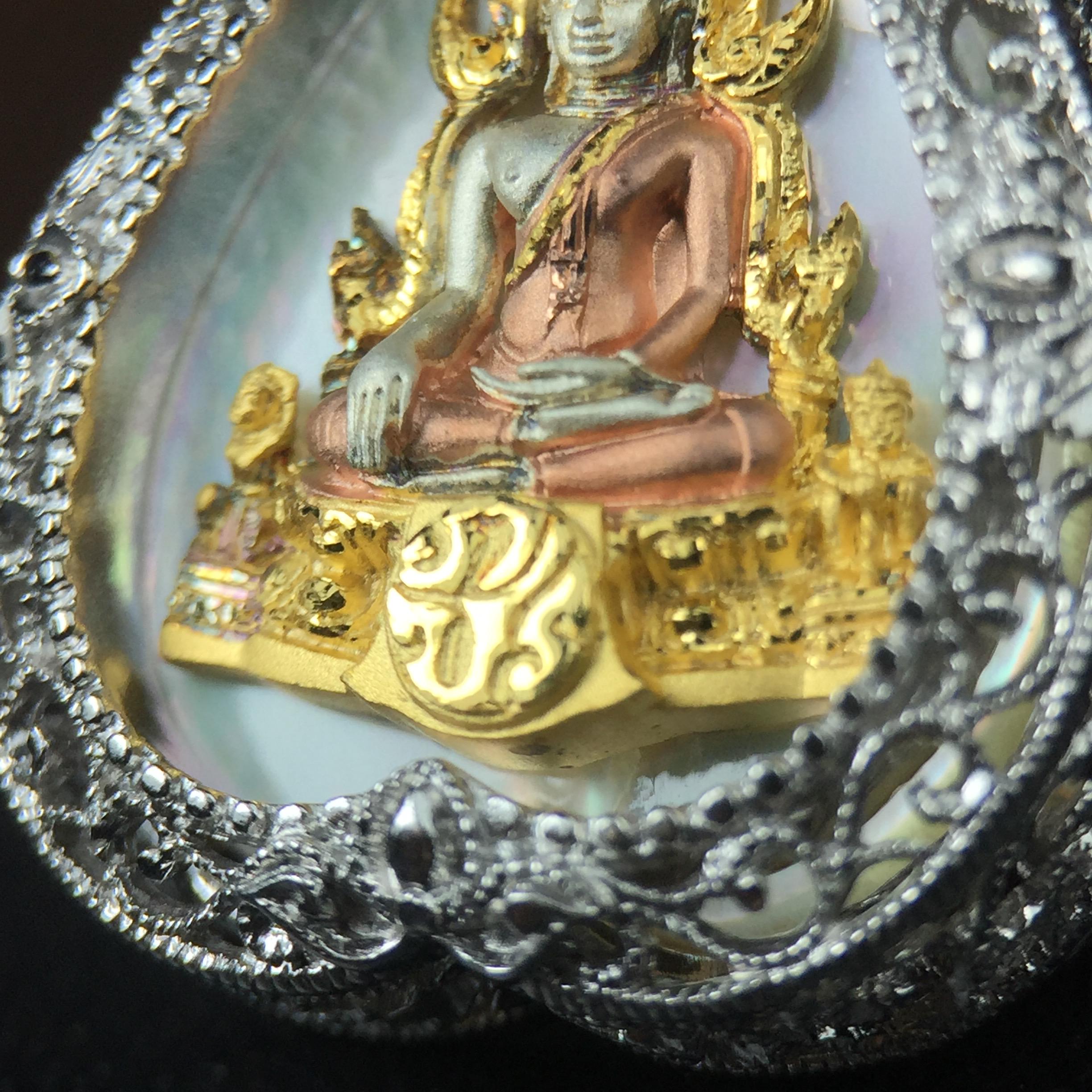 พระพุทธชินราช ภปร. โครงการ "เพราะแผ่นดินนี้ คือ แผ่นดินเกิด" ปี2548(รุ่นแรก) เหรียญทรงใบโพธิ์ ขนาด 21 x 29 มม. เนื้อเงินสามกษัตริย์ องค์พระชุบสามกษัตริย์ ล้อมด้วยกรอบเงินชุบทองคำขาวสลักเสลาเป็นลวดลายละเอียดอ่อน ส่วนพื้นองค์พระเป็นเปลือกหอยมุข