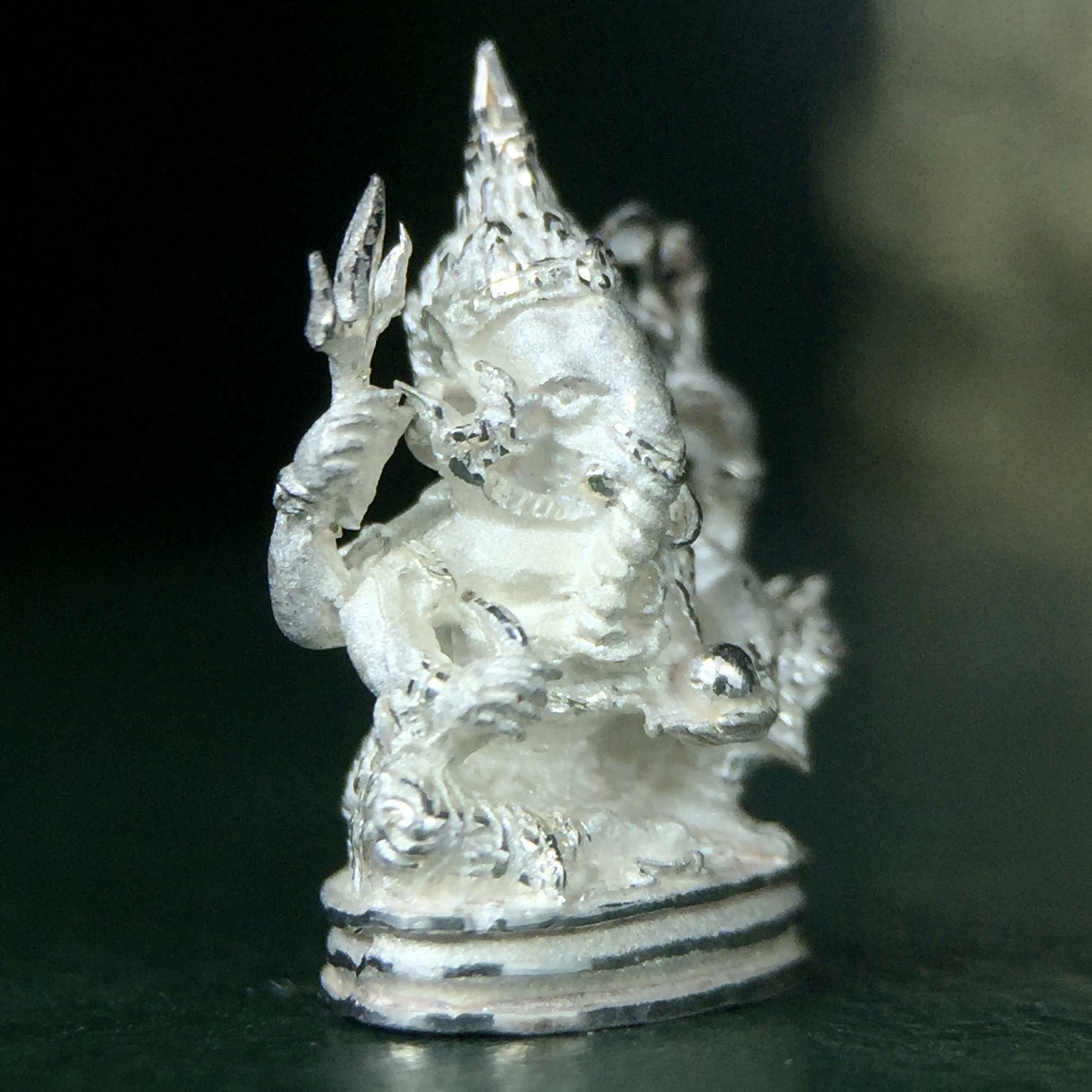 พระพิฆเนศ เทวสถานโบสถ์พราหมณ์ ปี 2539 รูปหล่อลอยองค์เนื้อเงิน 99.9% (พ่นทรายขัดเงาบางส่วน) พิมพ์เล็ก(ขนาดประมาณ 1.3 * 0.8 ซม.) พร้อมกล่องบรรจุเดิมครบ ผลิตโดย บ.แพรนด้า จิวเวลรี่(สภาพสวยเดิม พิธีใหญ่ พุทธศิลป์งดงาม)