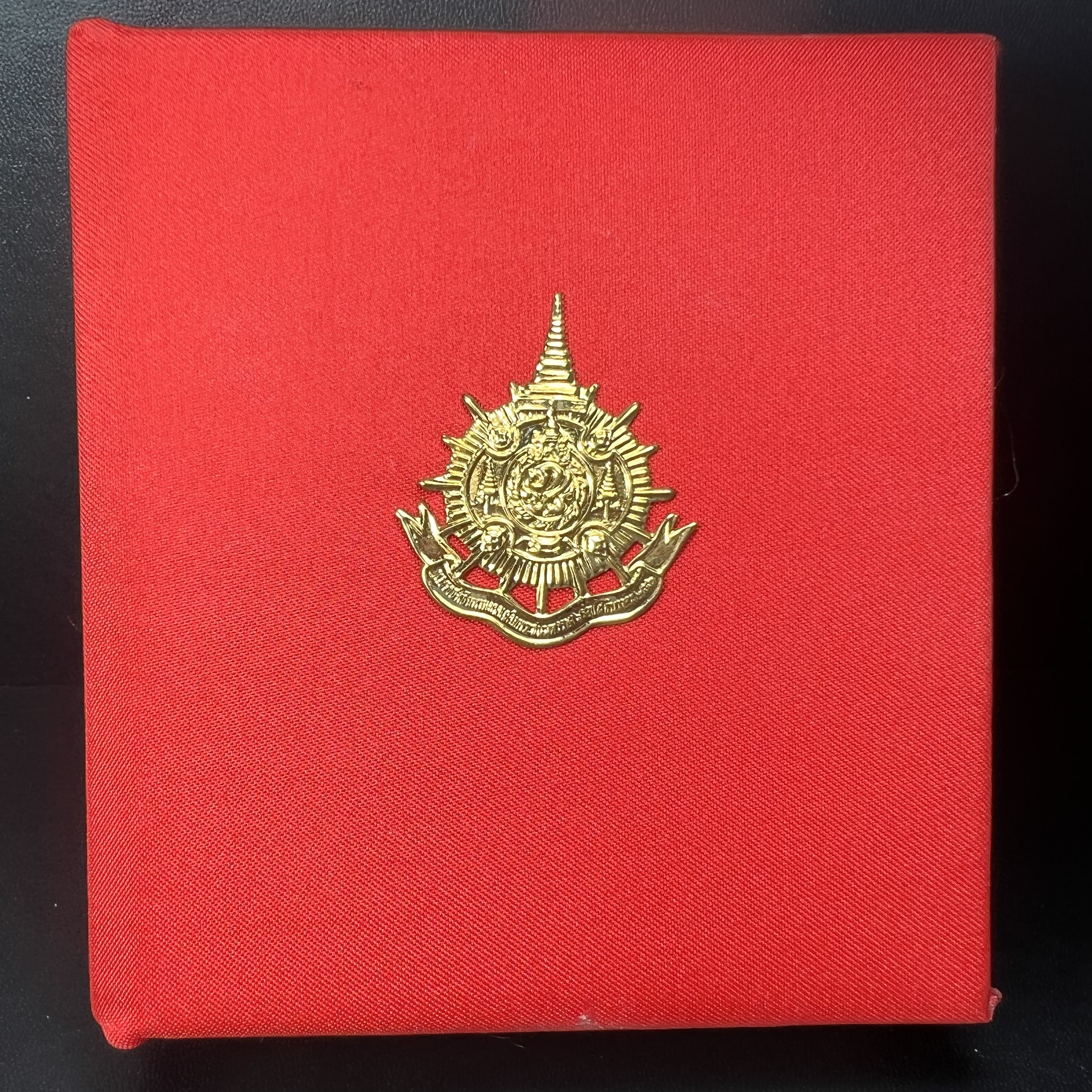 แหวนพระพุทธชินราช ภปร. ในวโรกาสเฉลิมพระชนมายุ6รอบ 5ธันวาคม2542 มูลนิธิพิทักษ์ดวงตาประชาชน จัดสร้าง แหวนเนื้อเงินเคลือบทองคำบริสุทธิ์ประดับเพชร CZ เกรดนอก ตอกโค๊ตและหมายเลข 2006(ผลรวมได้ 8 เลขมงคลเจริญมั่งคั่ง อุดมสมบูรณ์) พร้อมกล่องบรรจุเดิมครบ(หายาก)