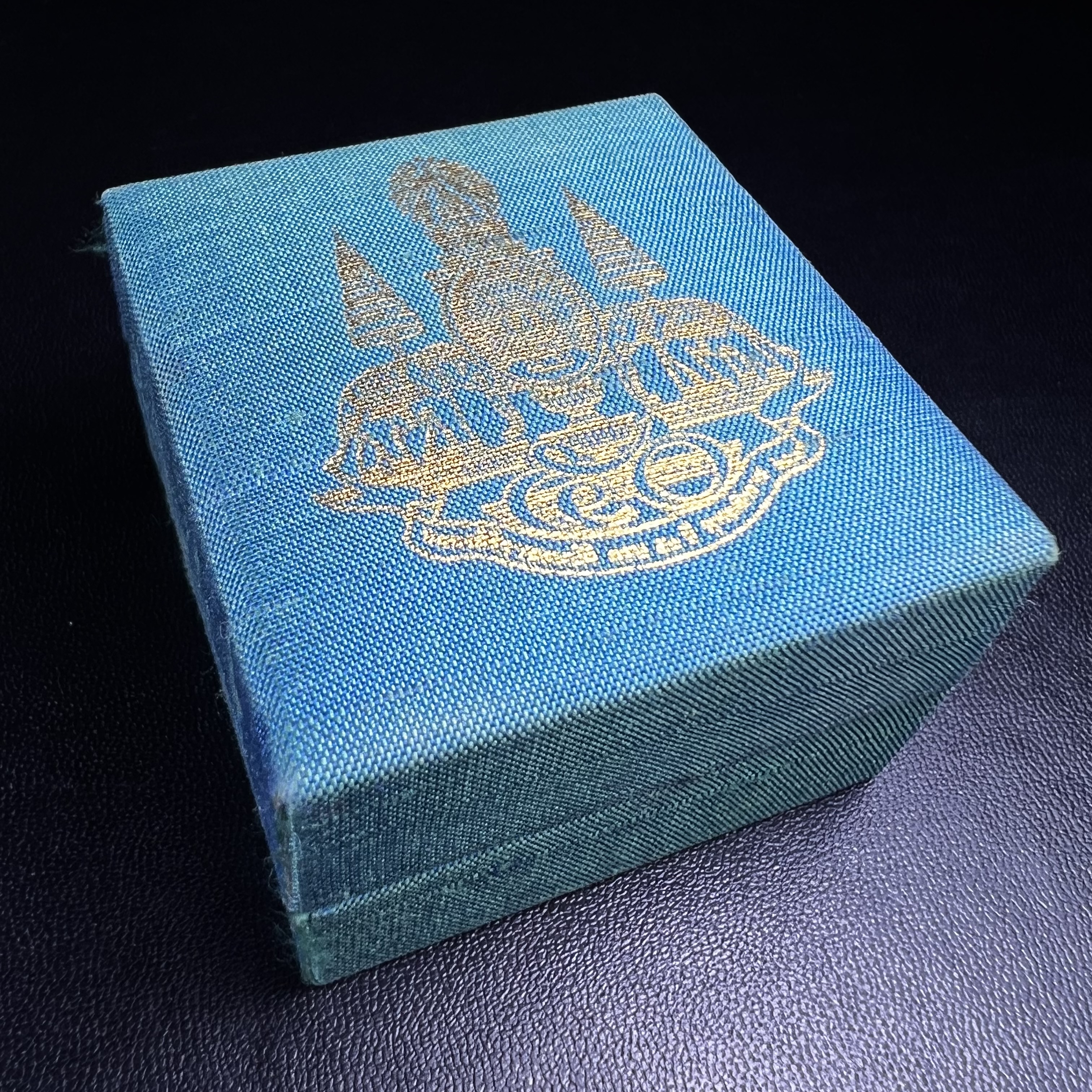 เหรียญพระพิฆเนศวร ญสส. ชุดกาญจนาภิเษกครองราชย์ 50 ปี พุทธศักราช 2538 พิมพ์ใหญ่(2.9 ซม.) เนื้อเงิน(พ่นทรายและขัดเงาบางส่วน) สภาพสวยเดิมพร้อมกล่องบรรจุเดิม ตอกโค๊ดหมายเลขกำกับ(1ใน 5539องค์)