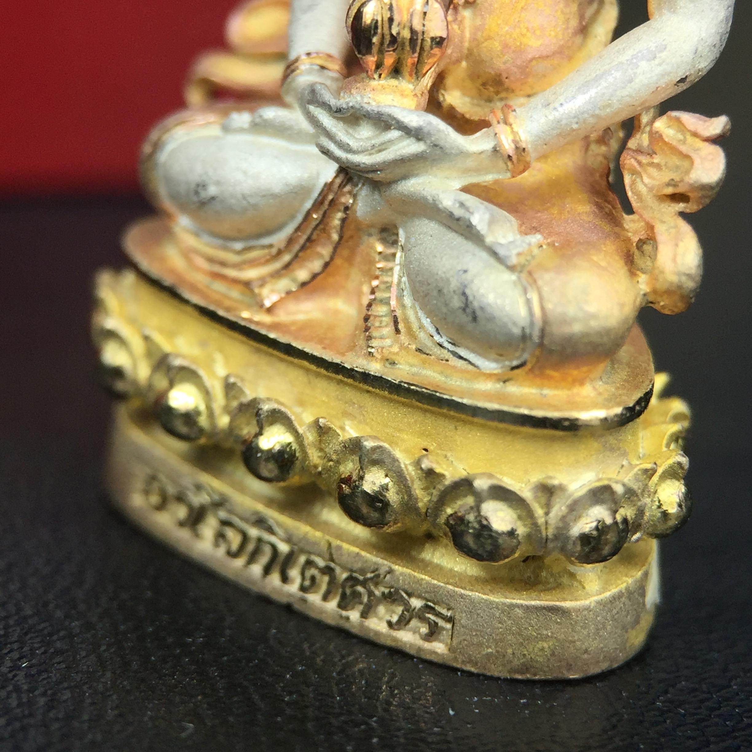 พระกริ่งอวโลกิเตศวร ( เจ้าแม่กวนอิม ) วัดโพธิ์แมนคุณาราม เนื้อเงิน 3 กษัตริย์ พ่นทราย รุ่นอุดมโภคทรัพย์ พ.ศ.2539(พร้อมกล่องบรรจุการ์ดใบรับรองเดิมครบ) (อีกหนึ่งรุ่นยอดนิยม พุทธศิลป์สวยงดงาม)