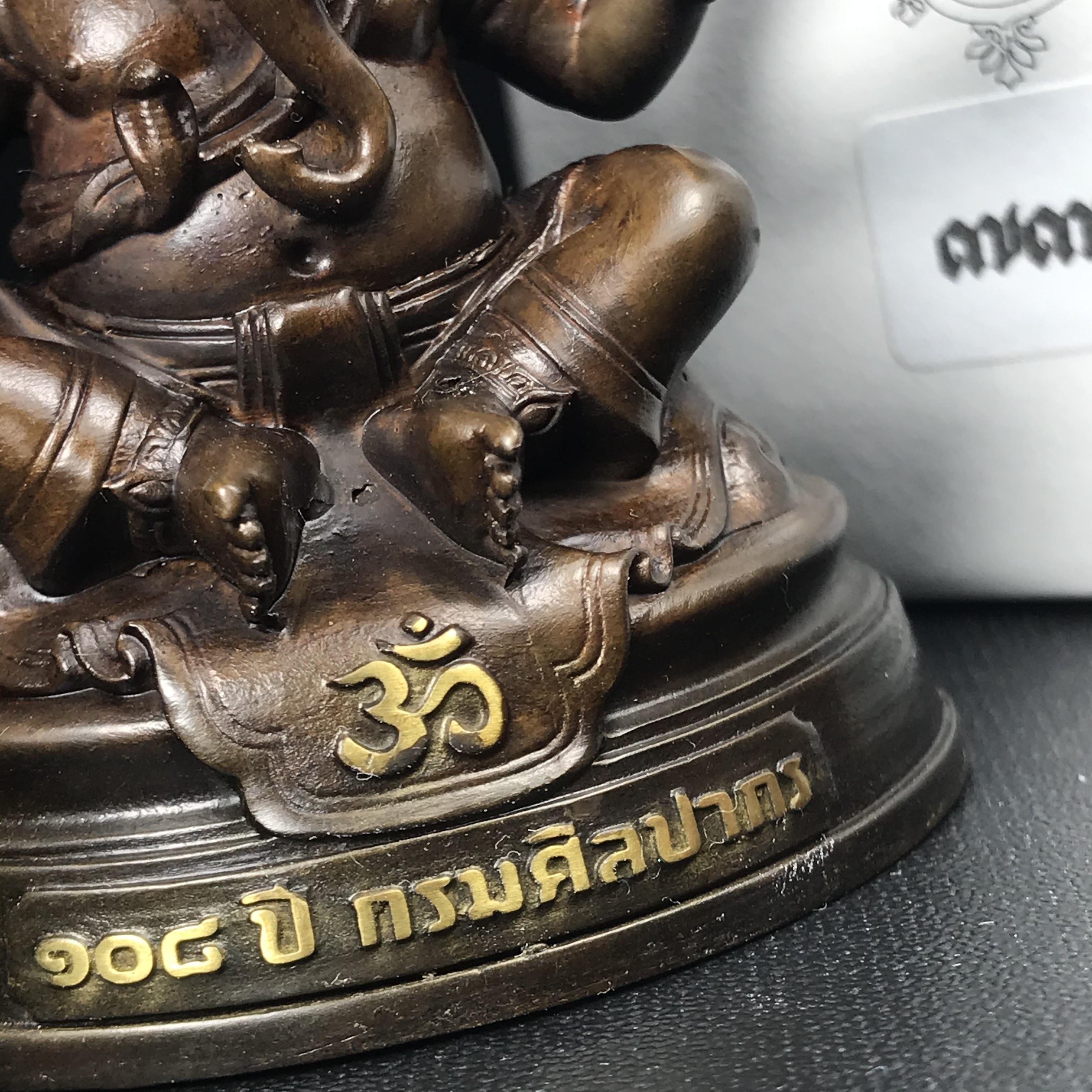 พระพิฆเนศวร รุ่น 108 แห่งการสถาปนากรมศิลปากร ปี 2562 ขนาดบูชาหน้าตัก 1.5 นิ้ว เนื้อทองเหลืองรมดำ (พิธีใหญ่ มวลสารดี)(เลขนัมเบอร์ 779)1 ใน 1999 องค์