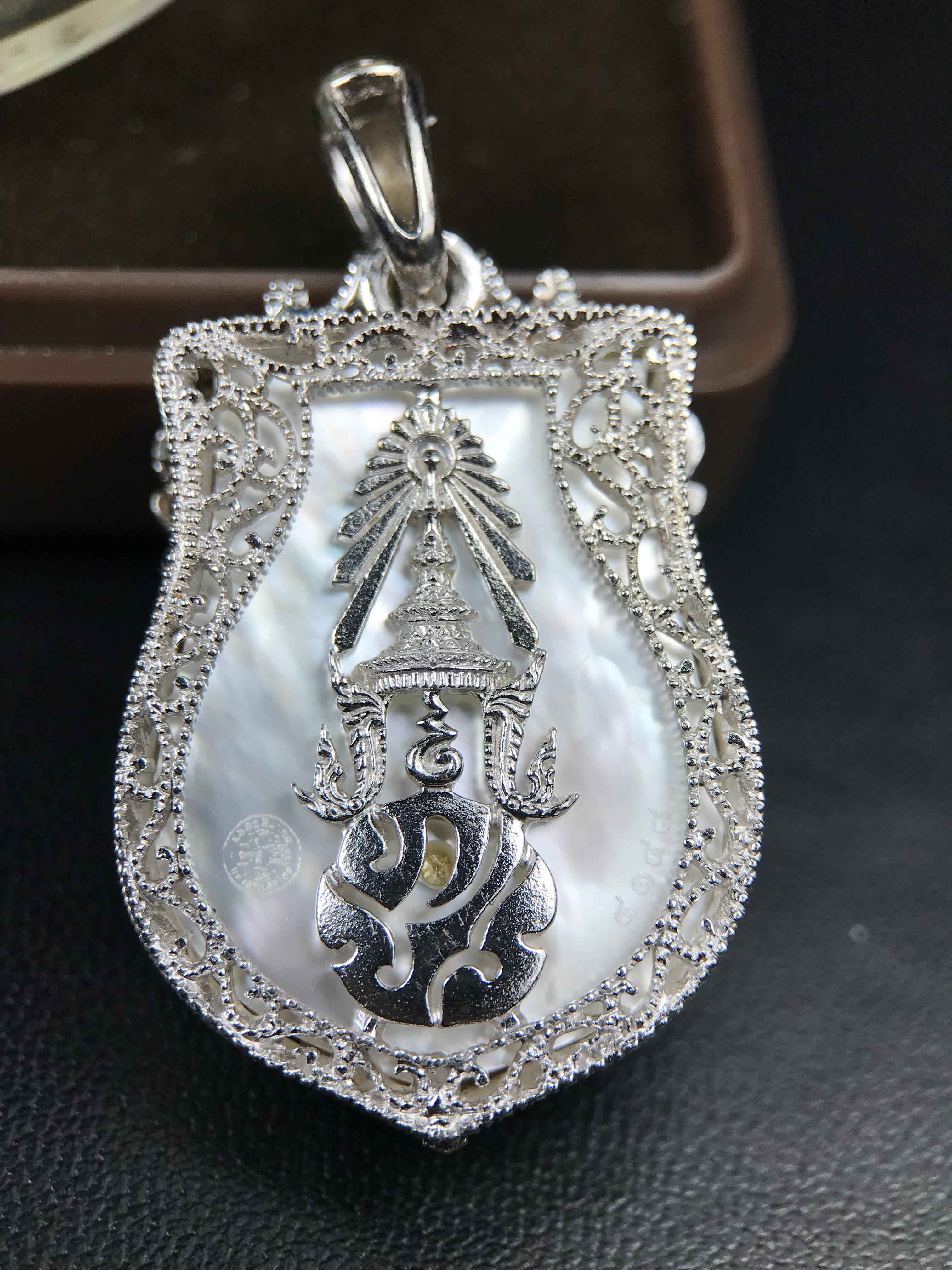 พระพุทธชินราช ภปร. โครงการ "เพราะแผ่นดินนี้ คือ แผ่นดินเกิด" ปี2548(รุ่นแรก) เหรียญทรงเสมา ขนาด 21 x 29 มม.เนื้อเงินสามกษัตริย์ องค์พระชุบสามกษัตริย์ ล้อมด้วยกรอบเงินชุบทองคำขาวสลักเสลาเป็นลวดลายละเอียดอ่อน ส่วนพื้นองค์พระเป็นเปลือกหอยมุขงดงาม