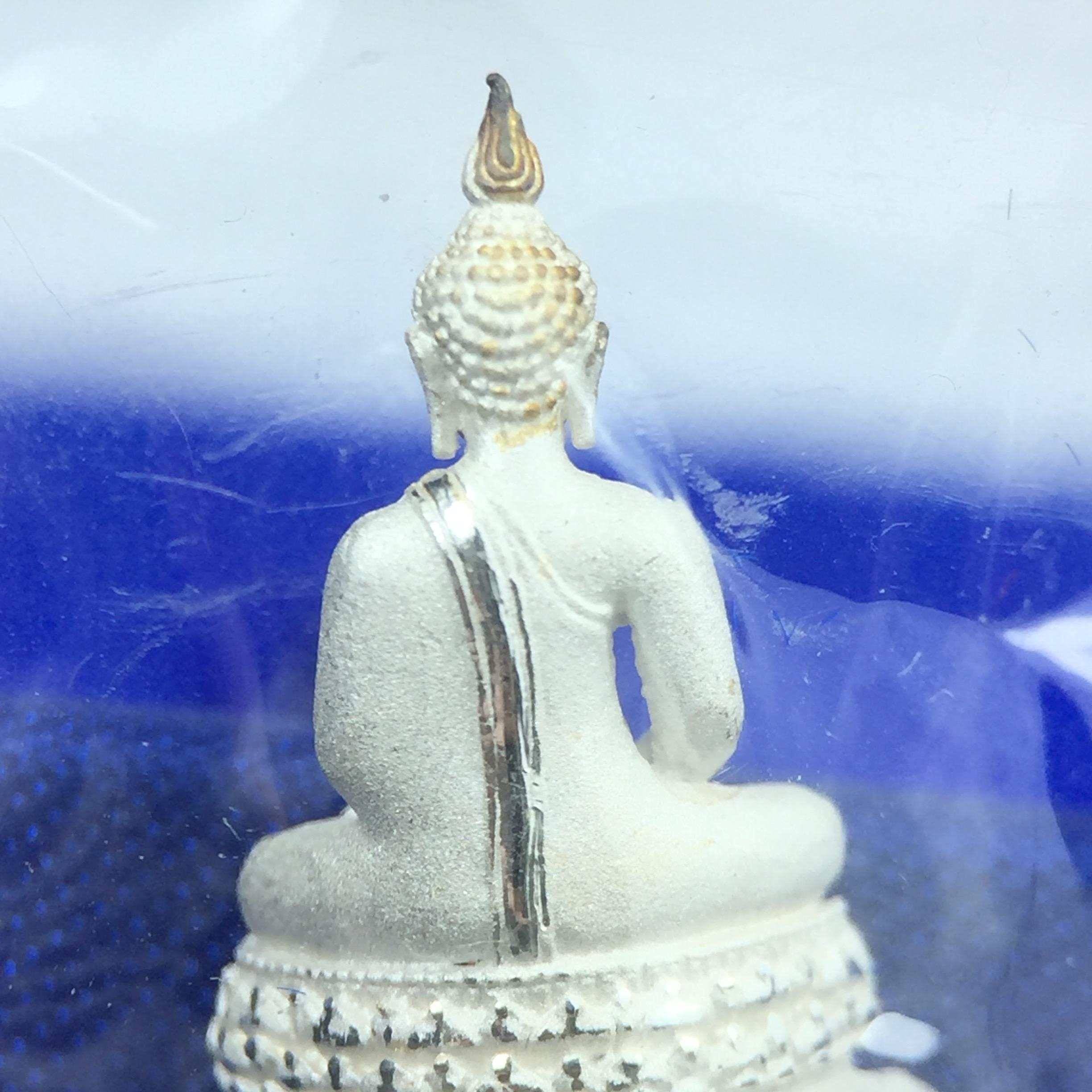 พระชัยวัฒน์พุทธสิหิงค์ ภปร. รุ่นสร้างหอพระธรรมศาสตร์ ปี2542 เนื้อเงิน(ผิวเดิม ซีนซองเดิม กล่องครบสวยสมบูรณ์) มหาพิธี 3วาระอันยิ่งใหญ่(ตอกโค๊ตและหมายเลข)1ใน 10000 องค์