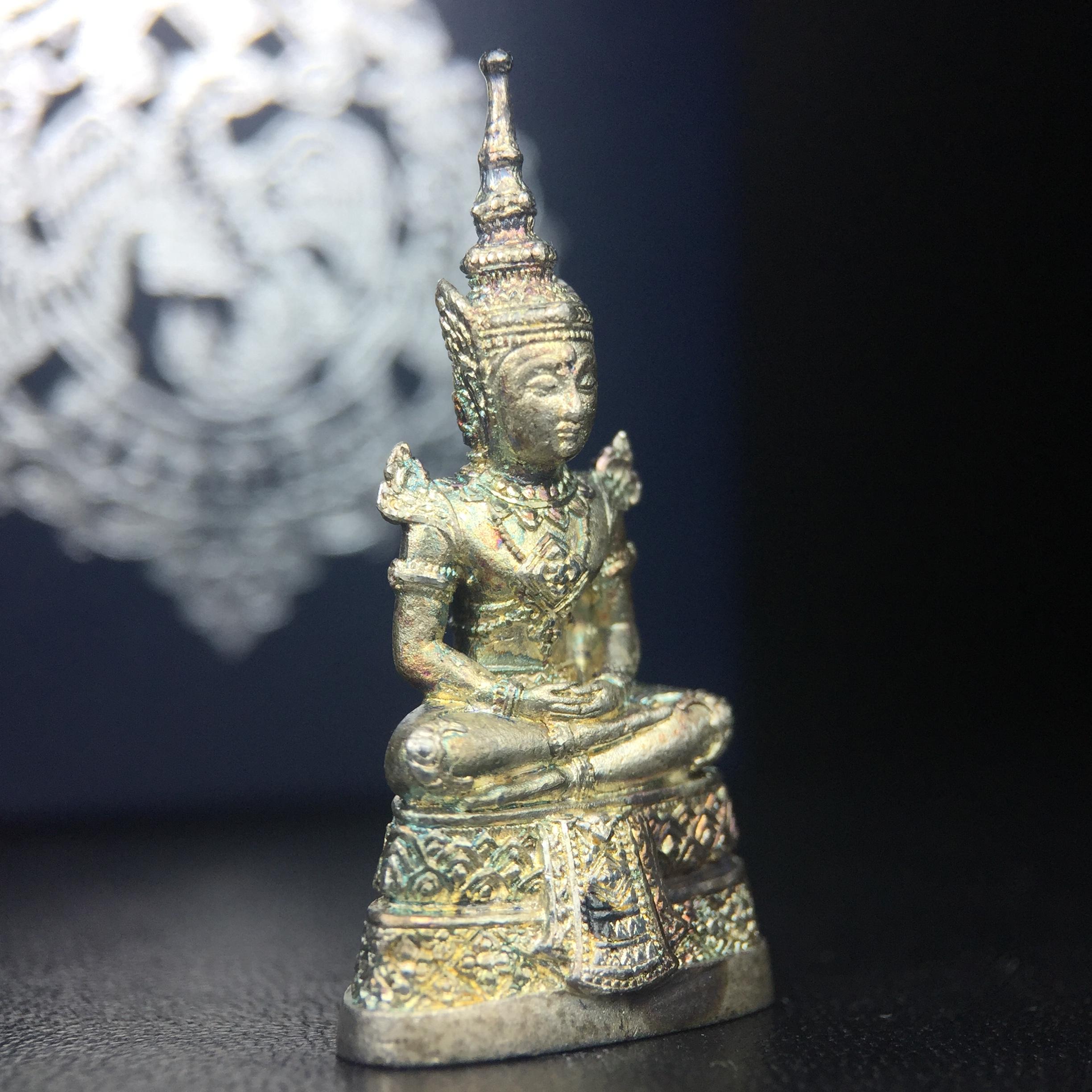 พระแก้วมรกต กรมสรรพสามิตจัดสร้างขึ้นเนื่องในโอกาสครบรอบ 64 ปีของกรมสรรพสามิต และเนื่องในวโรกาสที่พระบาทสมเด็จพระเจ้าอยู่หัวทรงครองราชย์ครบ50ปีเมื่อ พ.ศ.2539 เนื้อเงินทรายนวลขัดเงา(ผิวเดิมๆขึ้นสีรุ้งธรรมชาติสวย(สเน่ห์พระเนื้อเงินสีสันที่ธรรมชาติสรรค์สร้าง)