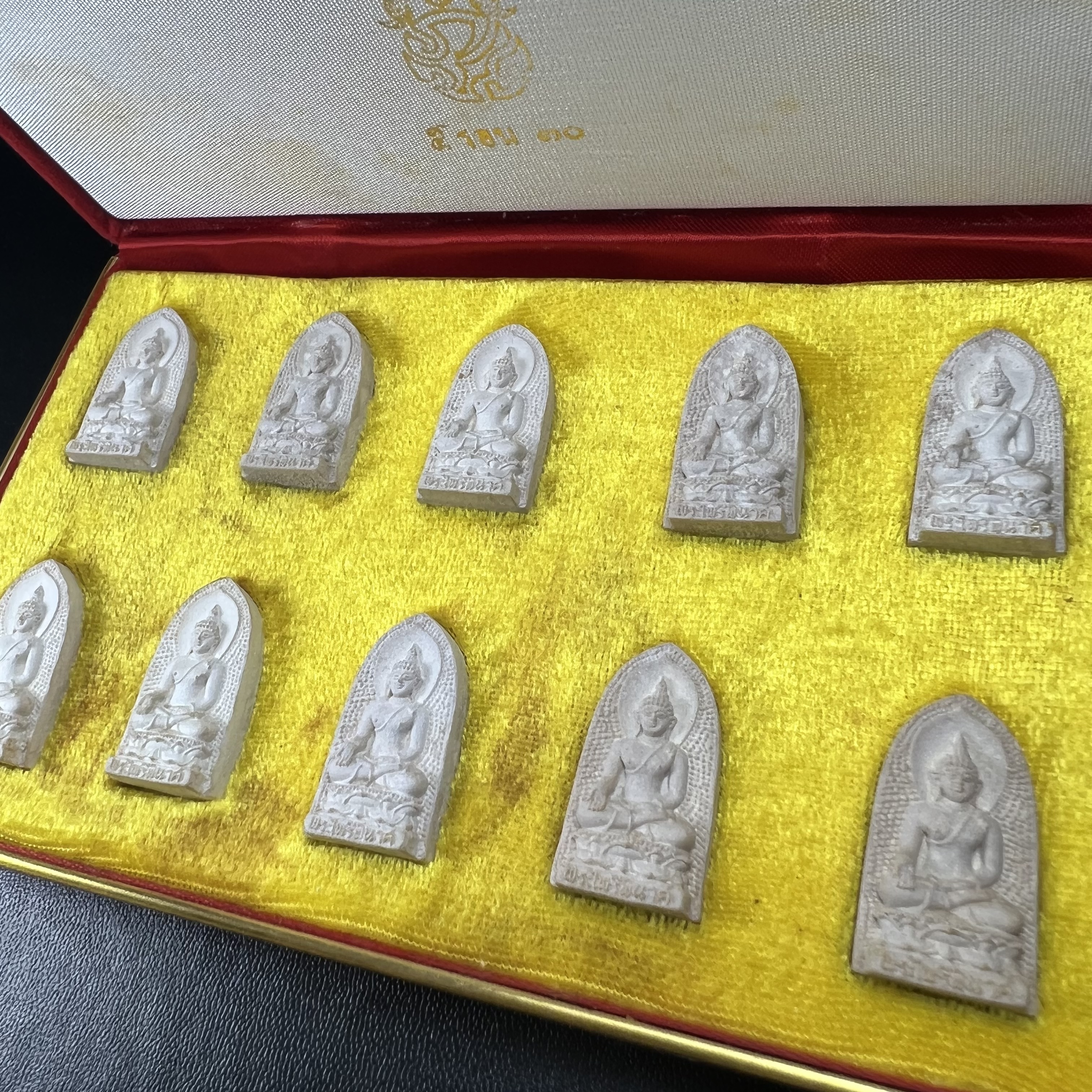 พระไพรีพินาศ ภปร. ครบ 5 รอบ ร.9 ปี 2530(เนื้อผงพิมพ์ใหญ่) ชุดกรรมการ บรรจุจำนวน 10 องค์ ในกล่อง ตราสัญลักษณ์ ภปร.(ในหลวงรัชกาลที่9เสด็จในพิธีเจิมพระสุหร่าย)พระดี พิธีใหญ่ ประกอบพิธีพุทธาภิเษกพร้อมกับพิธีพระกริ่งปวเรศ ปี2530 วัดบวรนิเวศวิหาร(1 ใน 15 ชุด)