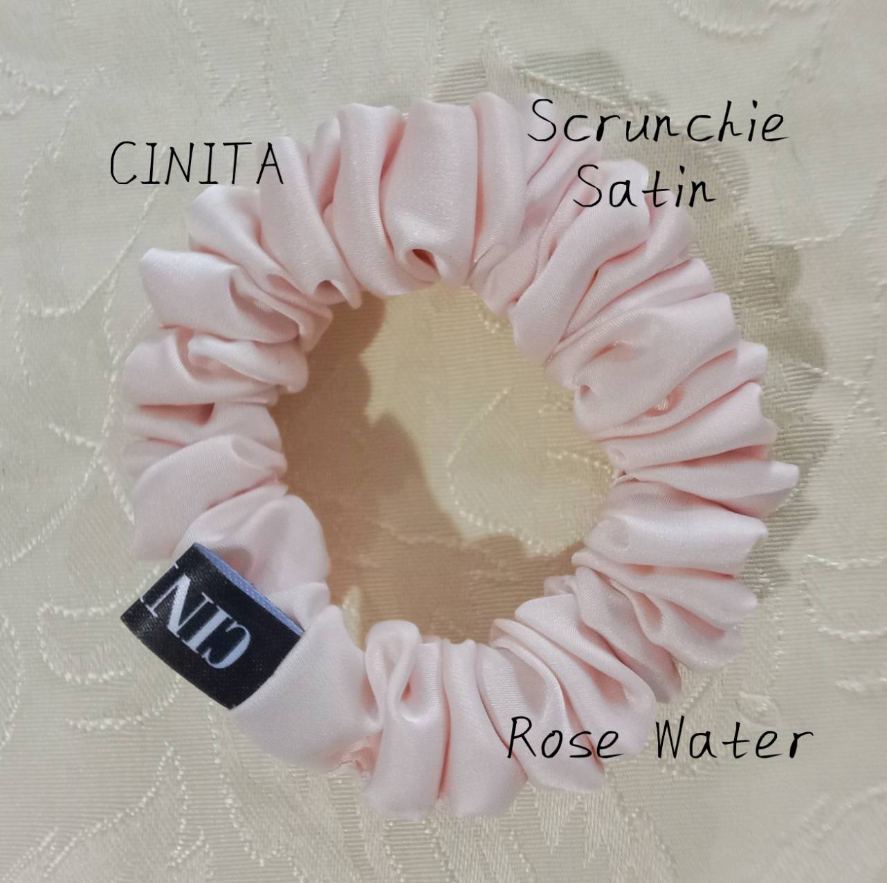 Scrunchie satin ยางรัดผม โดนัท รุ่นผ้าซาตินเนื้อผ้าบางเบา นุ่ม ลื่น สวยหรู SIZE S 7cm. ‘CINITA’
