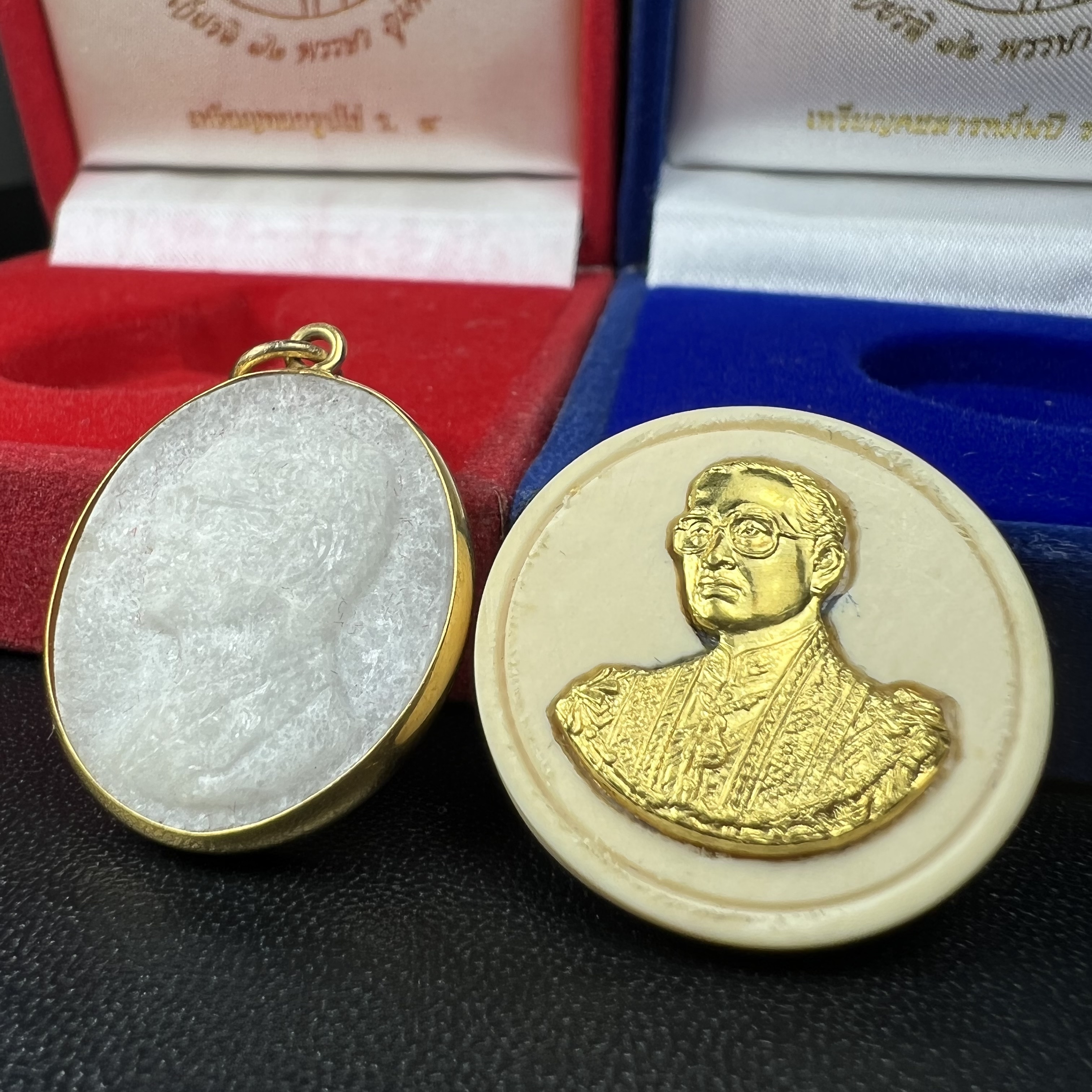 พระบรมฉายาลักษณ์ ร.9 เหรียญหยกรูปไข่เลี่ยมทองคำแท้(งานเลี่ยมเดิมจากผู้จัดสร้าง)+พระบรมฉายาลักษณ์ เหรียญคชสารหมื่นปี ร.9 หน้ากากทองคำ เฉลิมพระเกียรติ 72 พรรษา ภูมิพลมหาราช ปี 2542(1ชุด2องค์)(อีกหนึ่งวัตถุมงคลที่ระลึกของพระองค์ท่านที่พบเจอหายากมากในปัจุบัน)