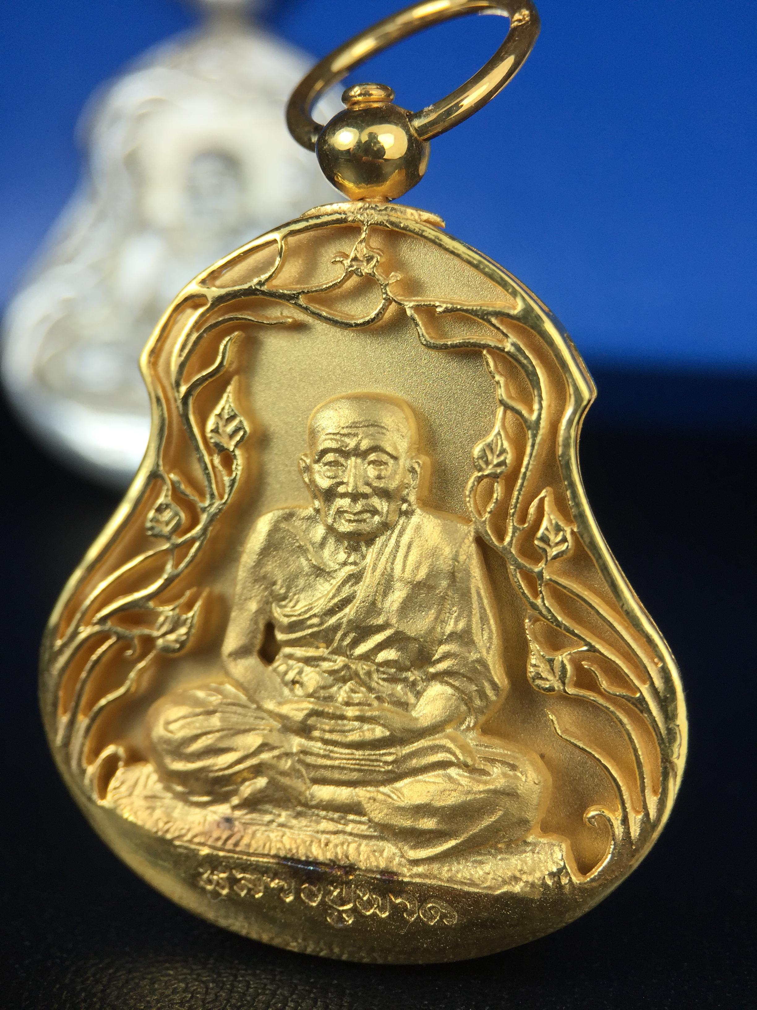 เหรียญหลวงปู่ทวด พระนามาภิไธย สก. แบบงานฉลุโบราณ(HAND MADE) ปี 2544 ชุดทองคำ(เนื้อทองคำ(15.16 กรัม)+เนื้อเงิน+เนื้อบรอนซ์)พิธีปลุกเสก ณ อุโบสถวัดช้างให้ และ พิธีมังคลาภิเษก ณ พระอุโบสถ วัดพระศรีรัตนศาสดาราม(วัดพระแก้ว) (1 ใน 500 ชุด)พบเจอน้อยหายากมาก