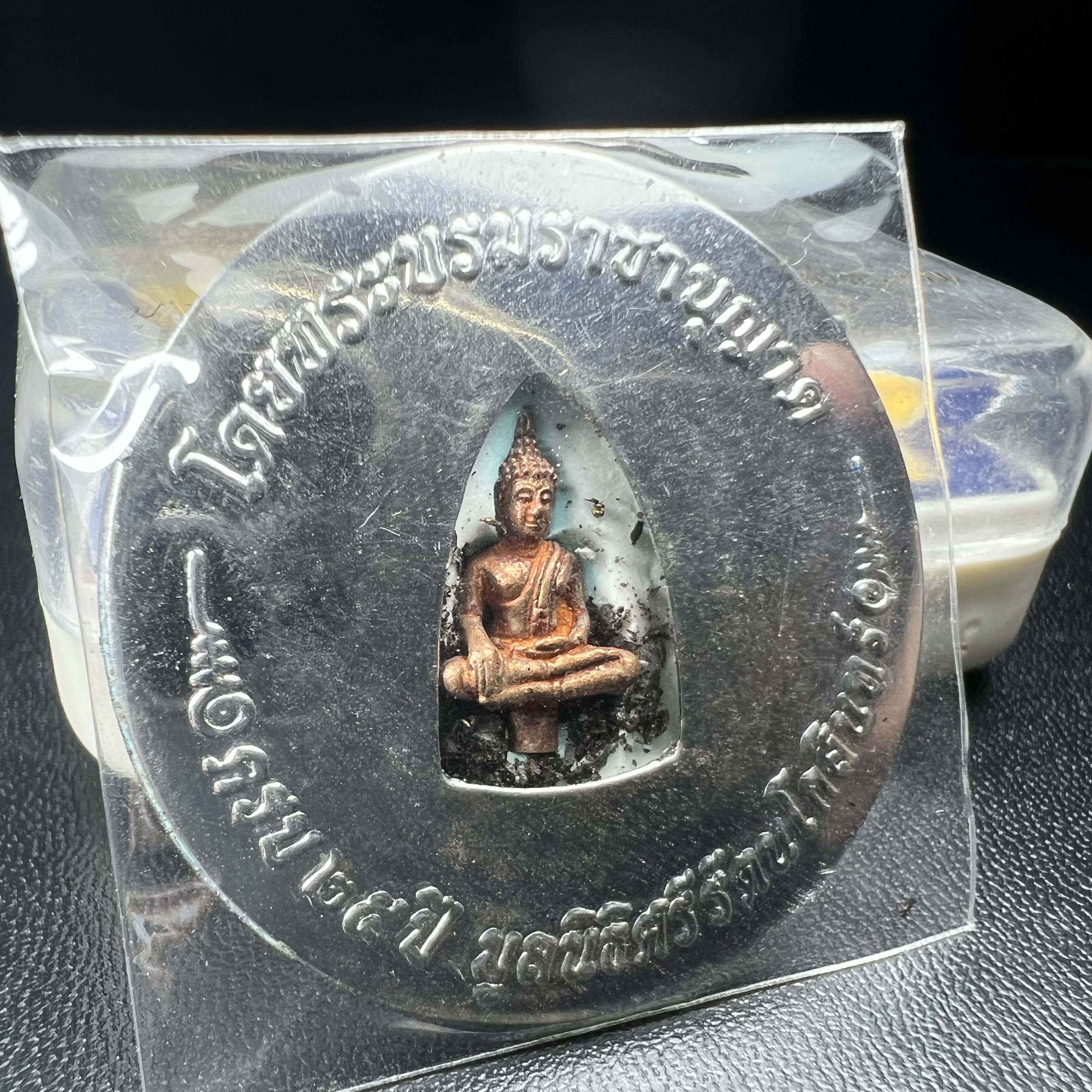 ล็อกเกตในหลวงรัชกาลที่9 ที่ระลึกครบ 25 ปี มูลนิธิศรีรัตนโกสินทร์ วัดสุทธาราม พ.ศ. 2550 พิมพ์ทรงกลมฉากสีทอง หลังปิดแผ่นโลหะสีขาว(สแตนเลส)ฝังพระยอดธง(นิยม)