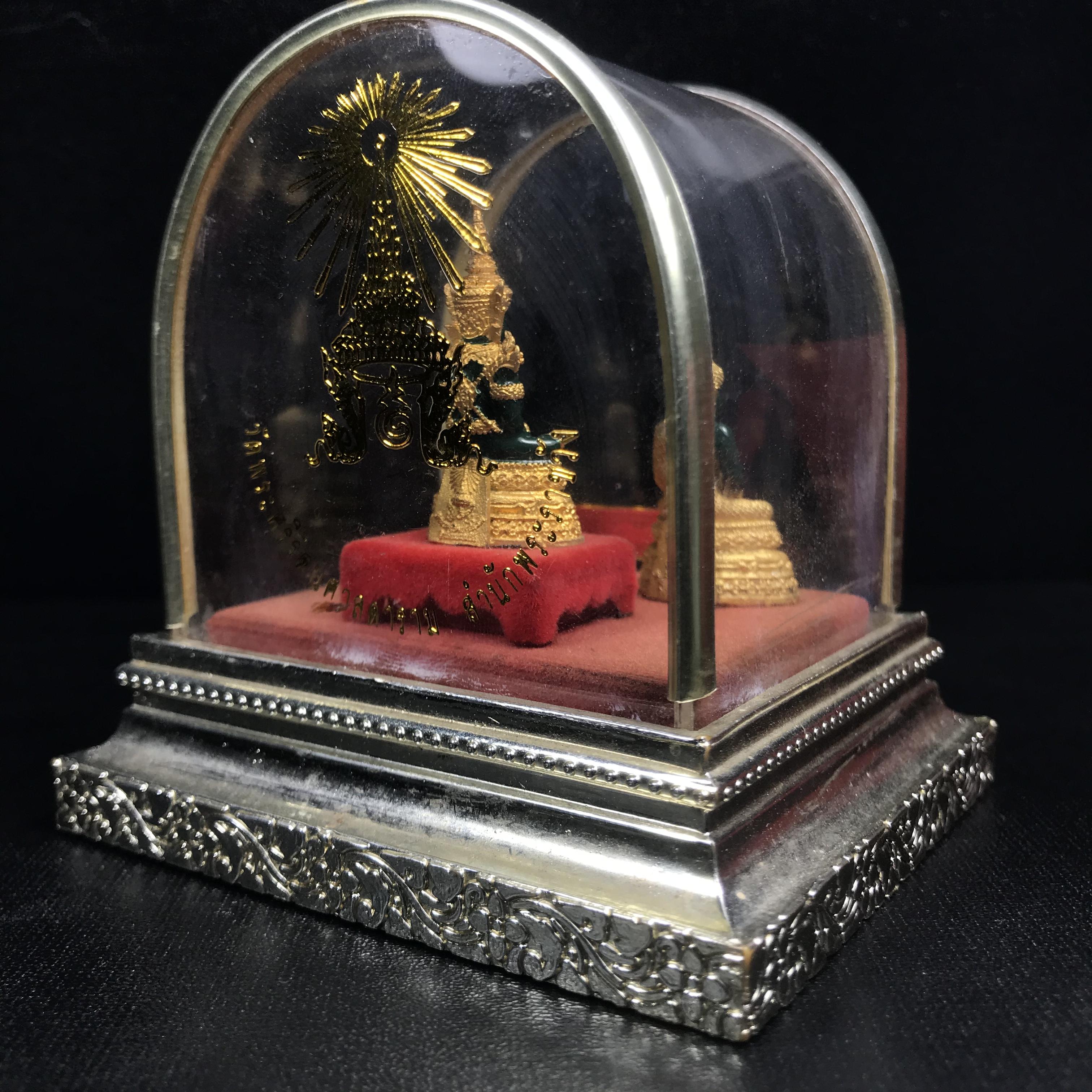 พระพุทธมหามณีรัตนปฏิมากร(พระแก้วมรกต) วัดพระศรีรัตนศาสดาราม สำนักพระราชวัง จัดสร้าง พิมพ์ทรงเครื่อง 3 ฤดู(ร้อน ฝน หนาว) หน้าตัก 1 นิ้วพร้อมครอบตู้เดิม(บรรจุมวลสารใต้ฐาน)