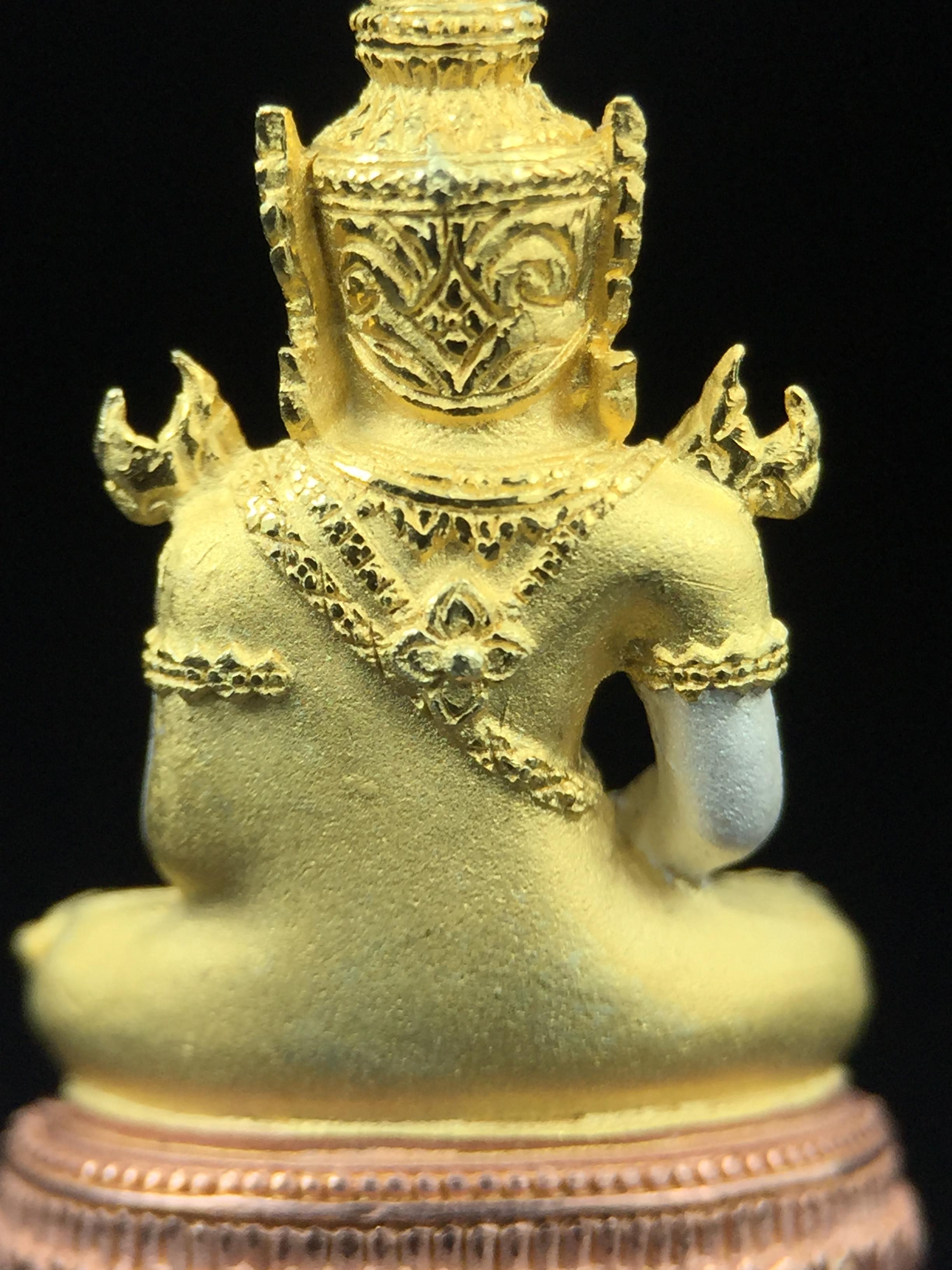 พระแก้วมรกต ภปร. ปี2547 จัดสร้างโดย รพ.ภูมิพลฯ เนื้อเงิน (3 กษัตริย์)ลอยองค์ หน้าตัก 1/2 นิ้ว งดงามทรงคุณค่าอีกหนึ่งรุ่นยอดนิยม หายาก