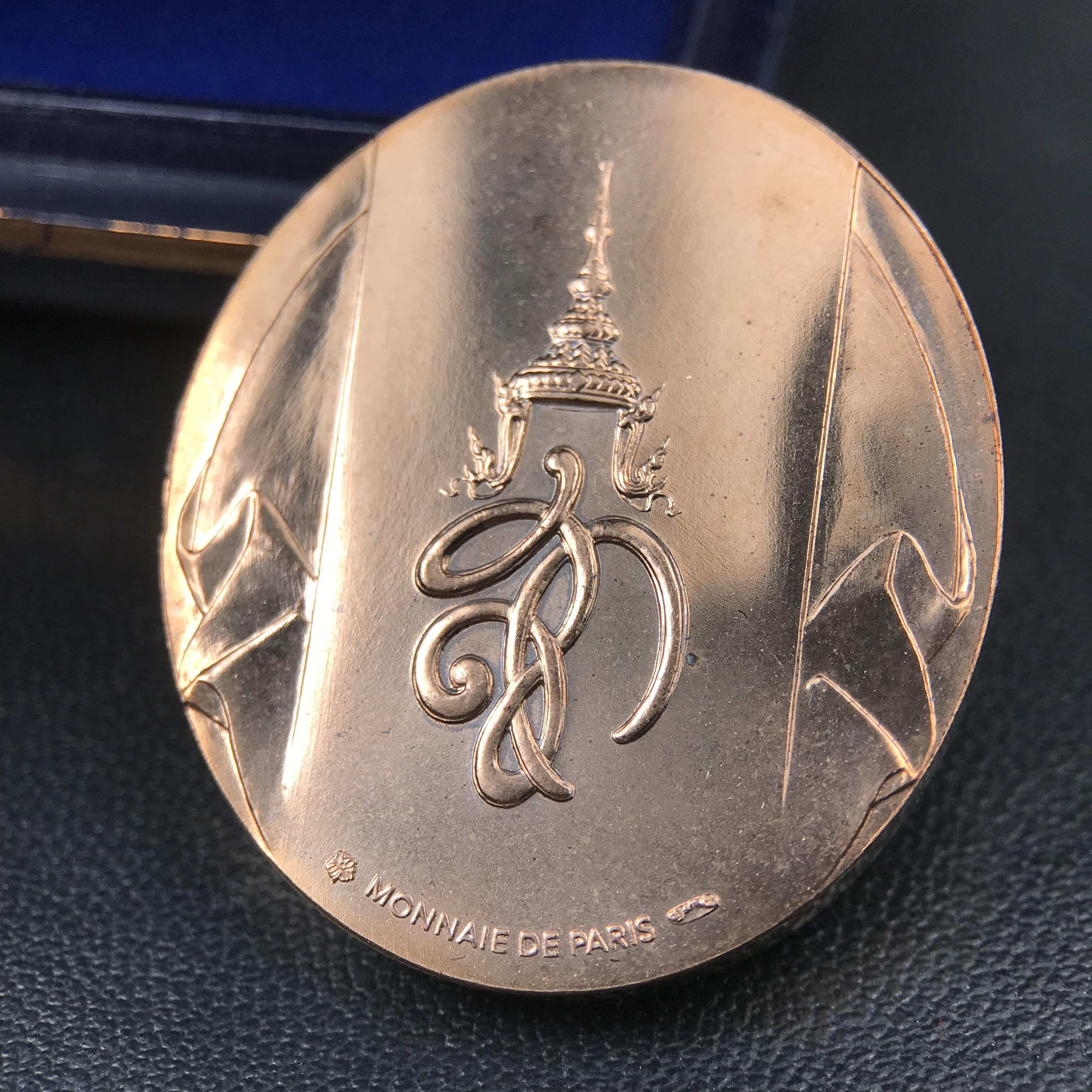 หลวงพ่อทวด พระนามาภิไธย สก. วัดห้วยมงคล จ.ประจวบคีรีขันธ์ ปี 2544(รุ่นแรก) เหรียญเนื้อนวโลหะ(Thai Bonze) ผลิตโดยโรงกษาปณ์ โมเน่ร์เดอปารีส ประเทศฝรั่งเศส สวยงดงามสภาพสวยกล่องใบรับรองครบสมบูรณ์(คุ้มครองแคล้วคลาด พิธีใหญ่) องค์หมายเลข 1807 (1 ใน 2999 เหรียญ)