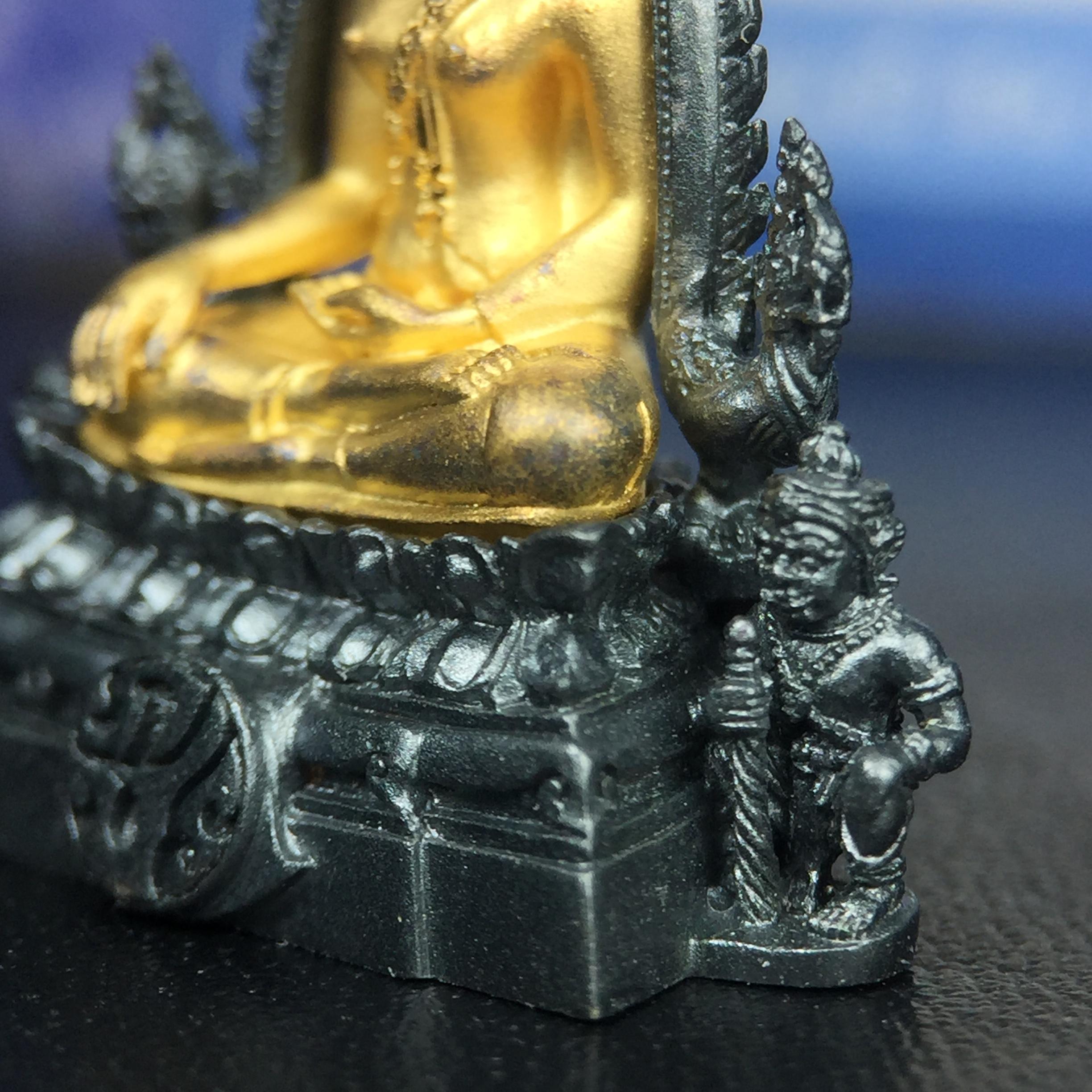 พระพุทธชินราช ภปร. โครงการ เพราะแผ่นดินนี้คือแผ่นดินเกิด เนื้อเงินชุบทองคำซุ้มรมดำ ปี2551 ขนาดหน้าตัก1/2นิ้ว(3.5*2.5 ซม.) (สวยงามหายาก)1ใน 5000 องค์