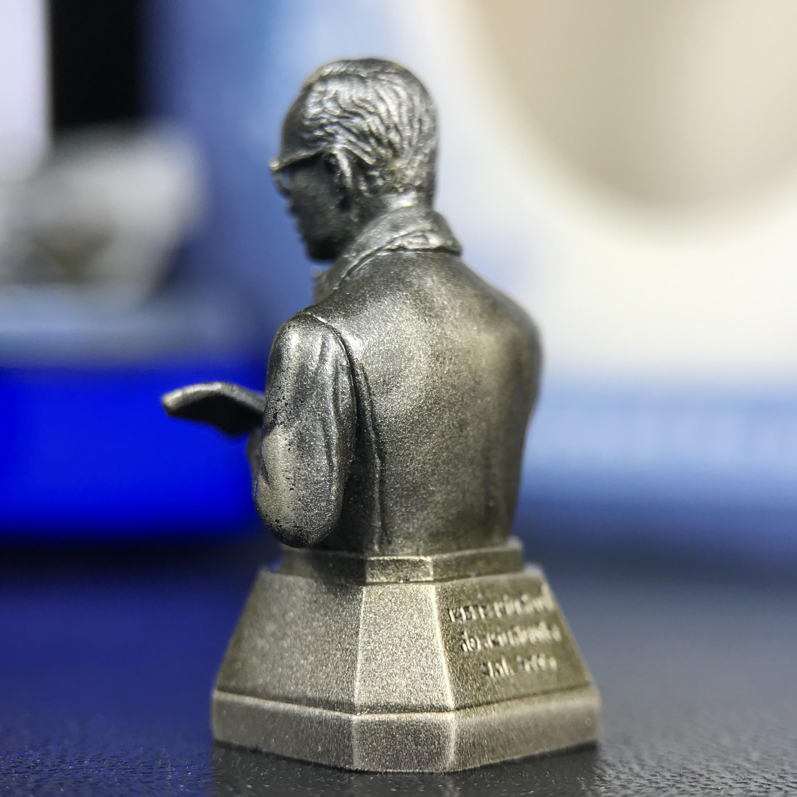 พระบรมรูปพระบาทสมเด็จพระเจ้าอยู่หัวรัชกาลที่ 9(ทรงงาน) ภปร. รุ่นเพราะแผ่นดินนี้คือแผ่นดินเกิด ปี 2551 ขนาดสูง 1 นิ้ว เนื้อบรอนซ์ชุบเงินรมดำ(ด้านหน้า ฐานพระบรมรูปฯ ประดิษฐานอักษรพระปรมาภิไธย ภ.ป.ร.)นิยมหายาก***รุ่นตรา ภปร. พบเจอน้อยมาก****