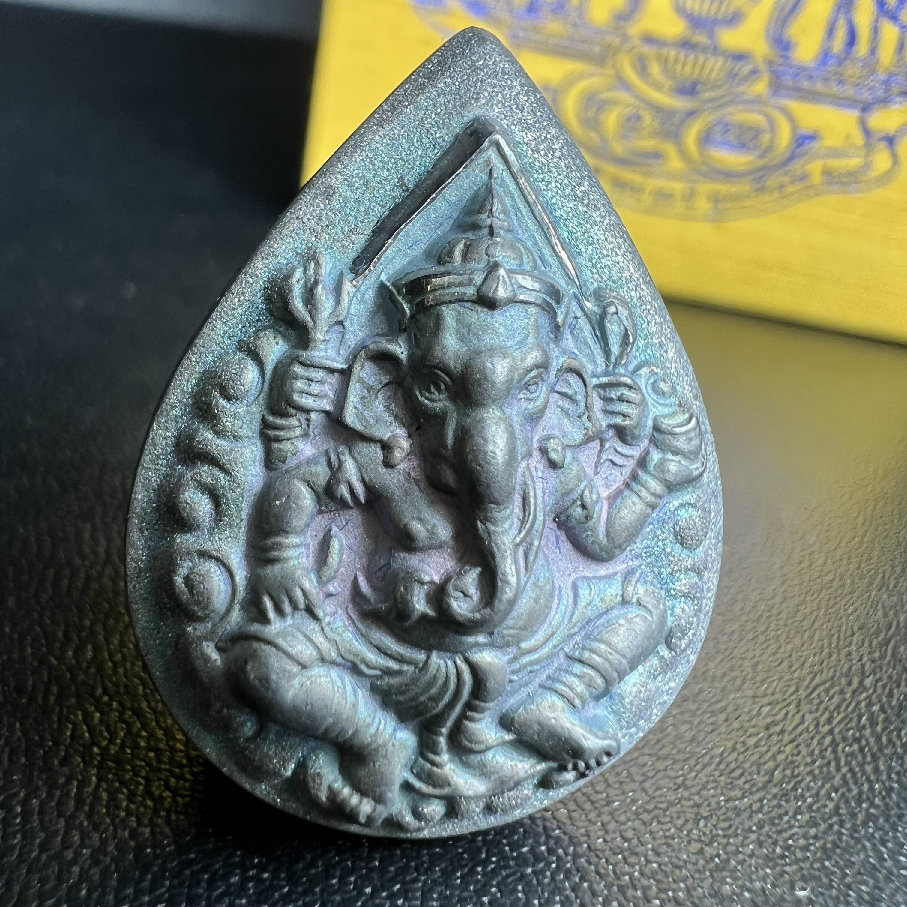 เหรียญพระพิฆเนศวร ญสส. ชุดกาญจนาภิเษกครองราชย์ 50 ปี พุทธศักราช 2538 พิมพ์ใหญ่(2.9 ซม.) เนื้อเงินผิวเดิมกลับดำขึ้นสีรุ้งเข้มขลังงดงามธรรมชาติสร้างสรรค์ สภาพสวยเดิมพร้อมกล่องบรรจุเดิม ตอกโค๊ดหมายเลขกำกับ(1ใน 5539องค์)