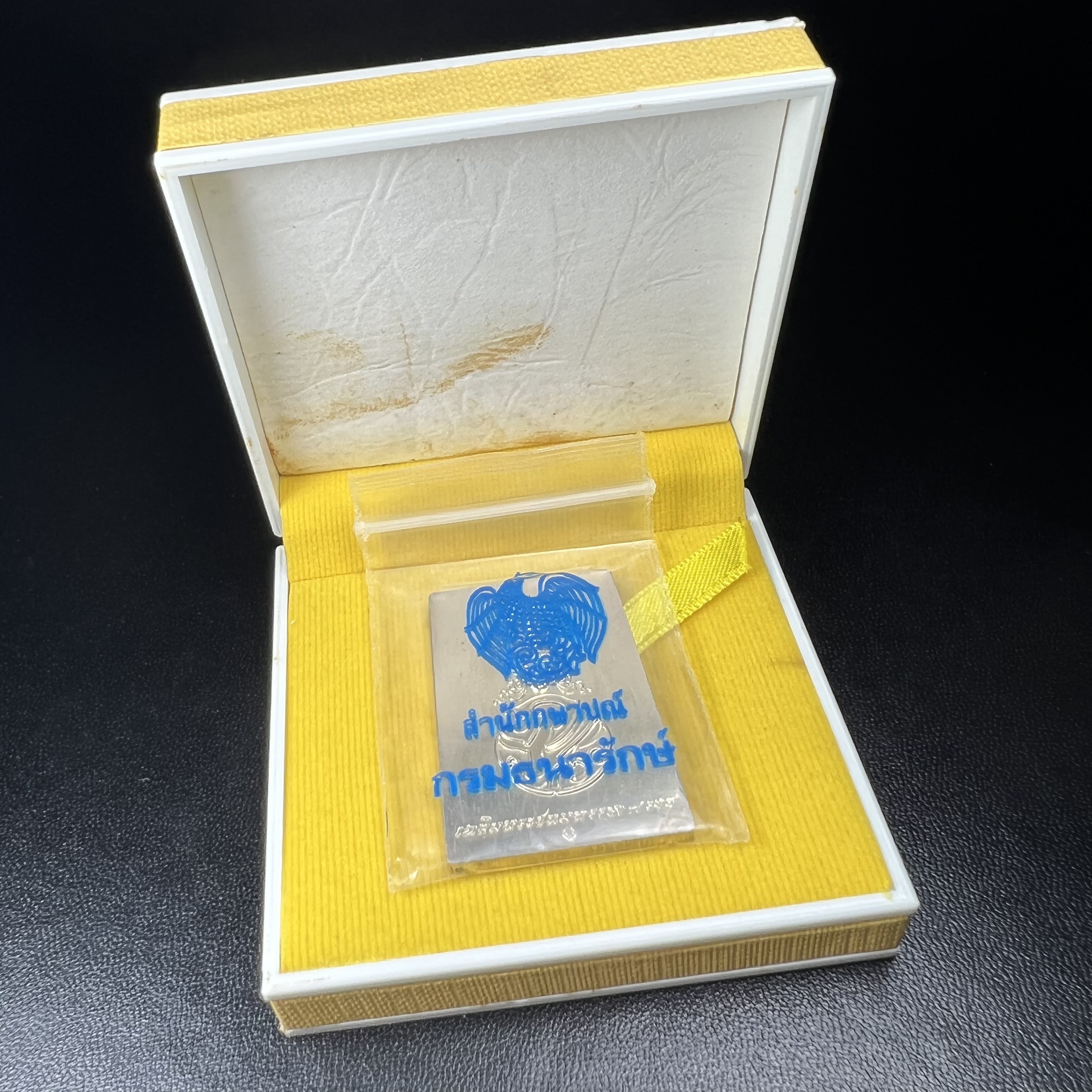 พระพุทธชินสีห์ หลังตรา ปรมาภิไธยย่อ ภปร. ในวโรกาสเฉลิมพระชมพรรษาในหลวงรัชกาลที่9 ครบ 7 รอบ และ ที่ระลึกสมโภชวัดบวรนิเวศวิหารครบ 175 ปี พ.ศ.2554 เหรียญเนื้อเงิน พิมพ์ใหญ่ ขนาดสูง 3.8 ซม. พร้อมกล่องบรรจุเดิมพระราชทาน(1 ใน 1585 เหรียญ)หายาก