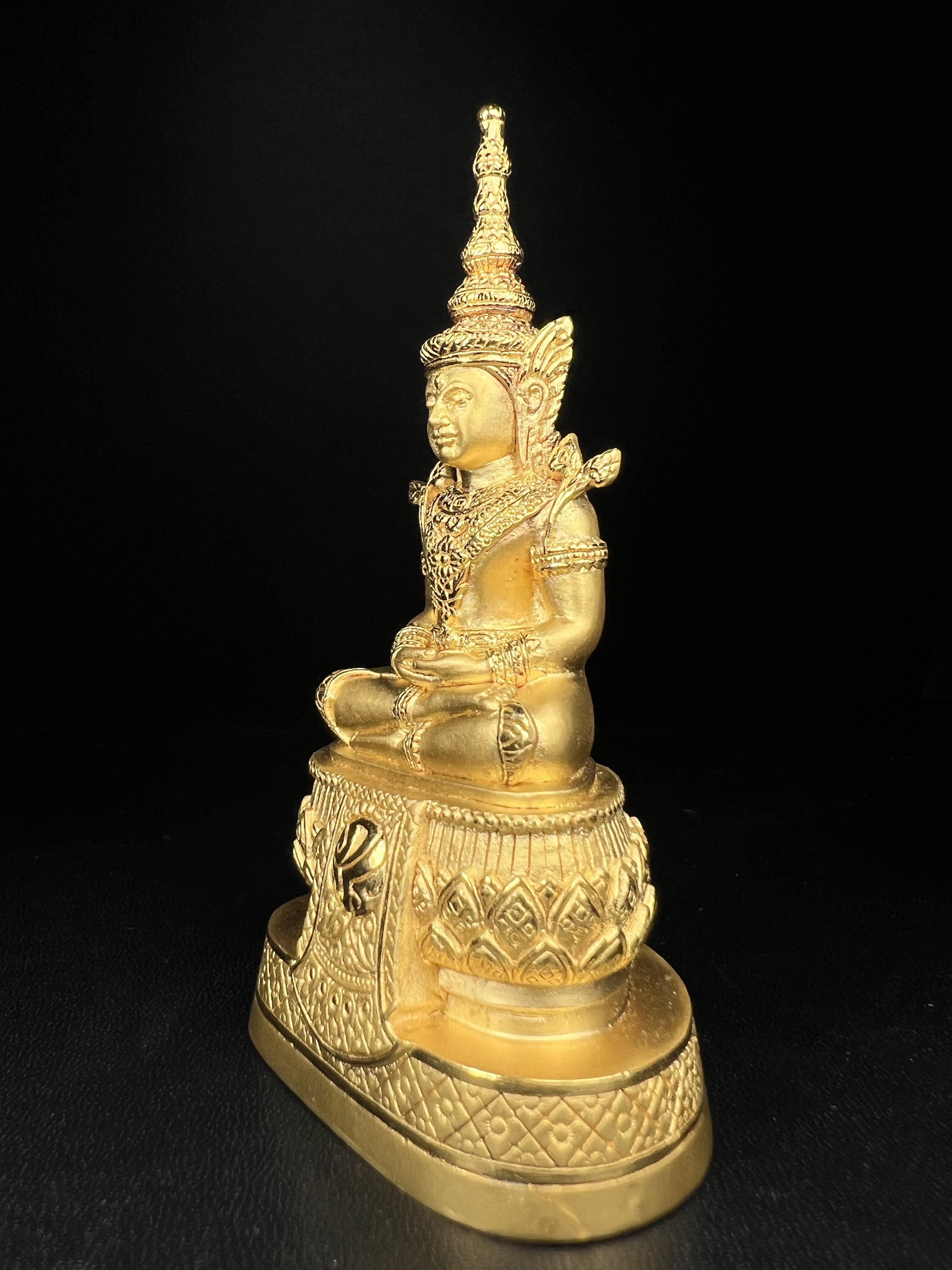 พระแก้วมรกต ภปร.(รุ่นแรก)ปี2545 รุ่นฉลองกรุงรัตนโกสินทร์ครบ 220 ปี หล่อลอยองค์ เนื้อทองคำบริสุทธิ์99.99% ขนาดบูชา 50*90 มม.(องค์หมายเลข ๗๘๙)(เลขมังกร 789 พลังแห่งความ มั่งคั่ง ร่ำรวย อำนาจ บารมี)สุดยอดมงคลแผ่นดินที่ควรเก็บรักษา บูชาเป็นมงคลชีวิต(หายากมาก)