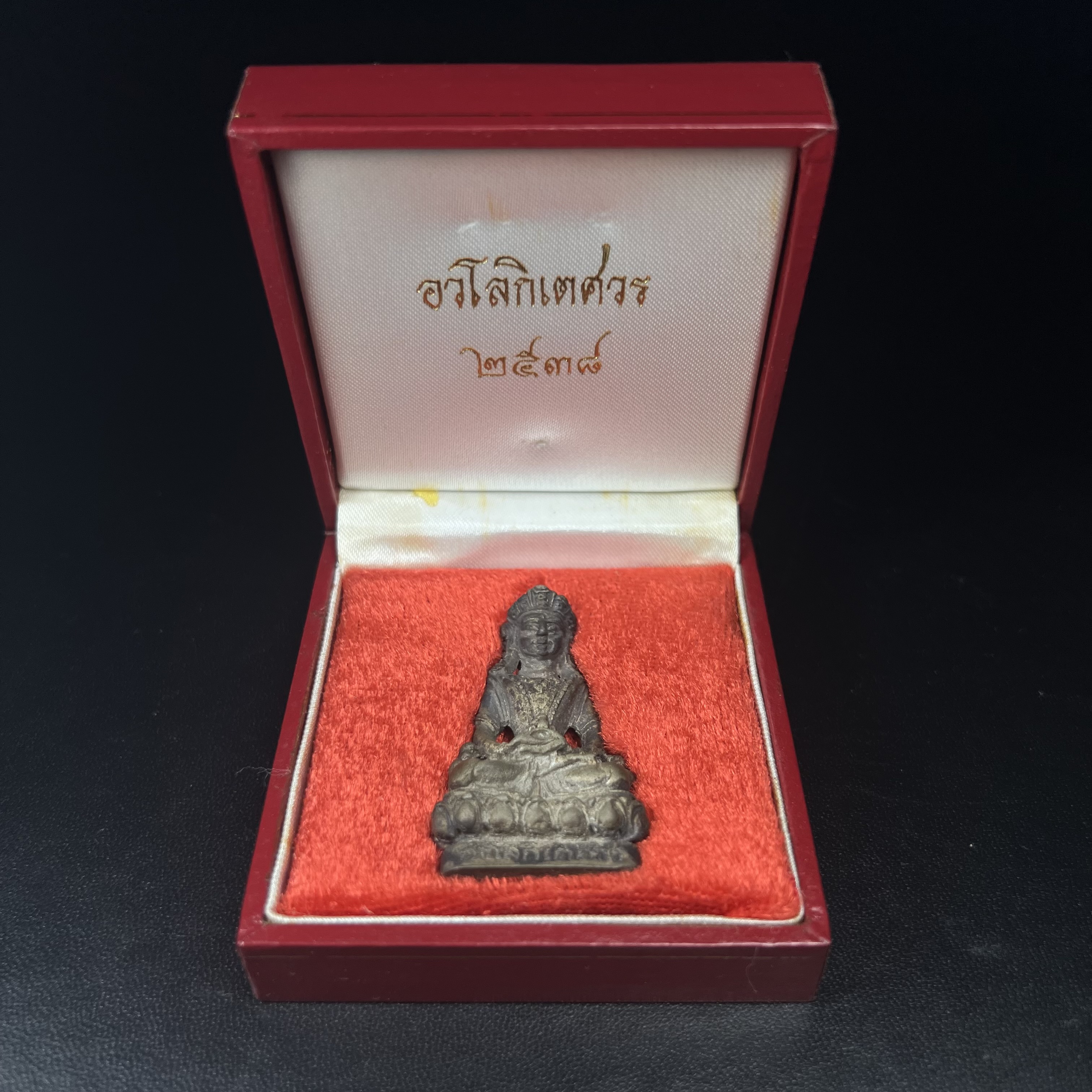 พระอวโลกิเตศวร (เจ้าแม่กวนอิม) วัดบวรนิเวศวิหาร ปี 2538 เนื้อเงินพ่นทราย อุดผงจิตรลดา เกศาสมเด็จพระสังฆราช วัดบวรนิเวศวิหาร(พบเจอน้อยหายาก)