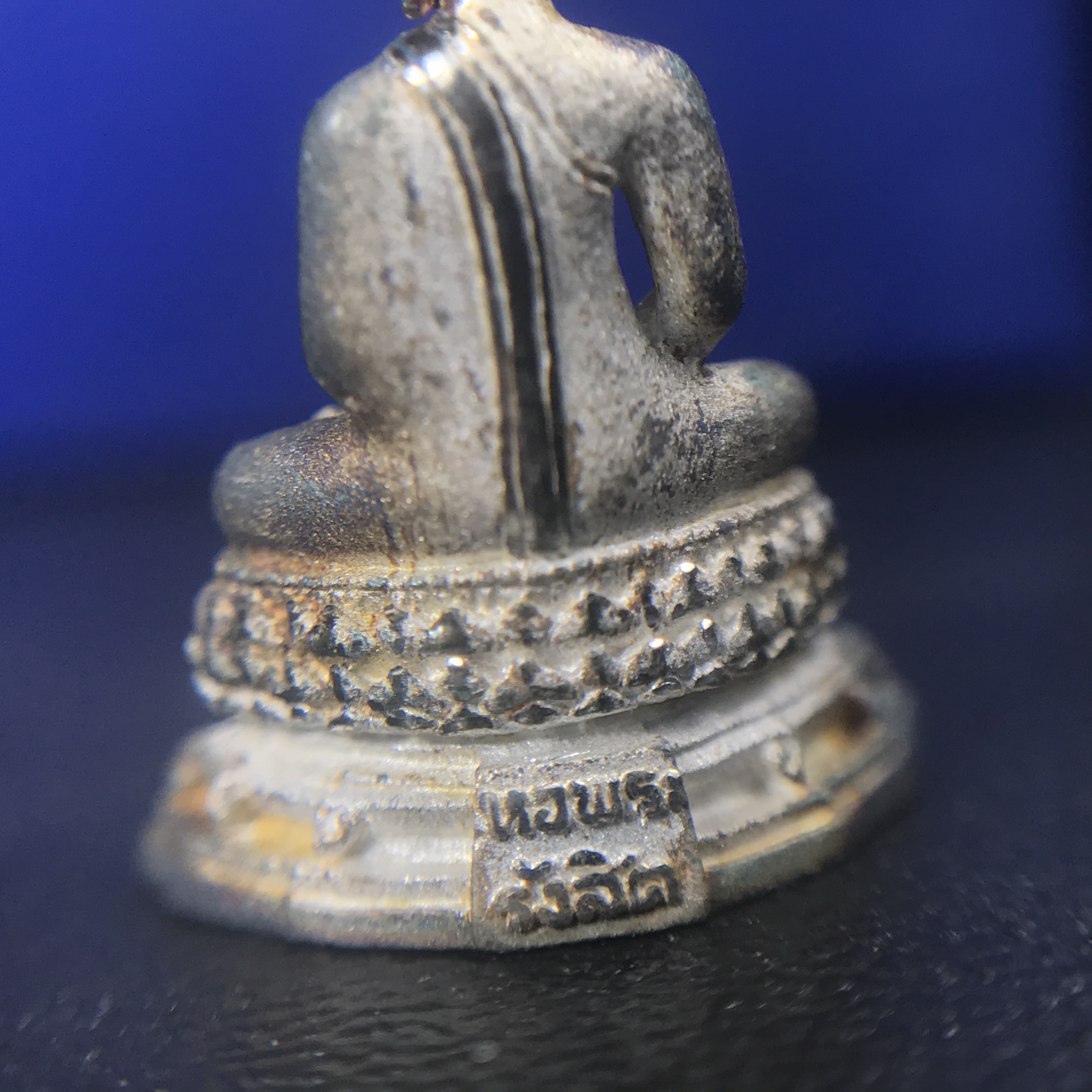 พระชัยวัฒน์พุทธสิหิงค์ ภปร. รุ่นสร้างหอพระธรรมศาสตร์ ปี2542 เนื้อเงิน(ผิวเดิม ขึ้นสีรุ้งธรรมชาติ แบบนิยม) มหาพิธี 3วาระอันยิ่งใหญ่