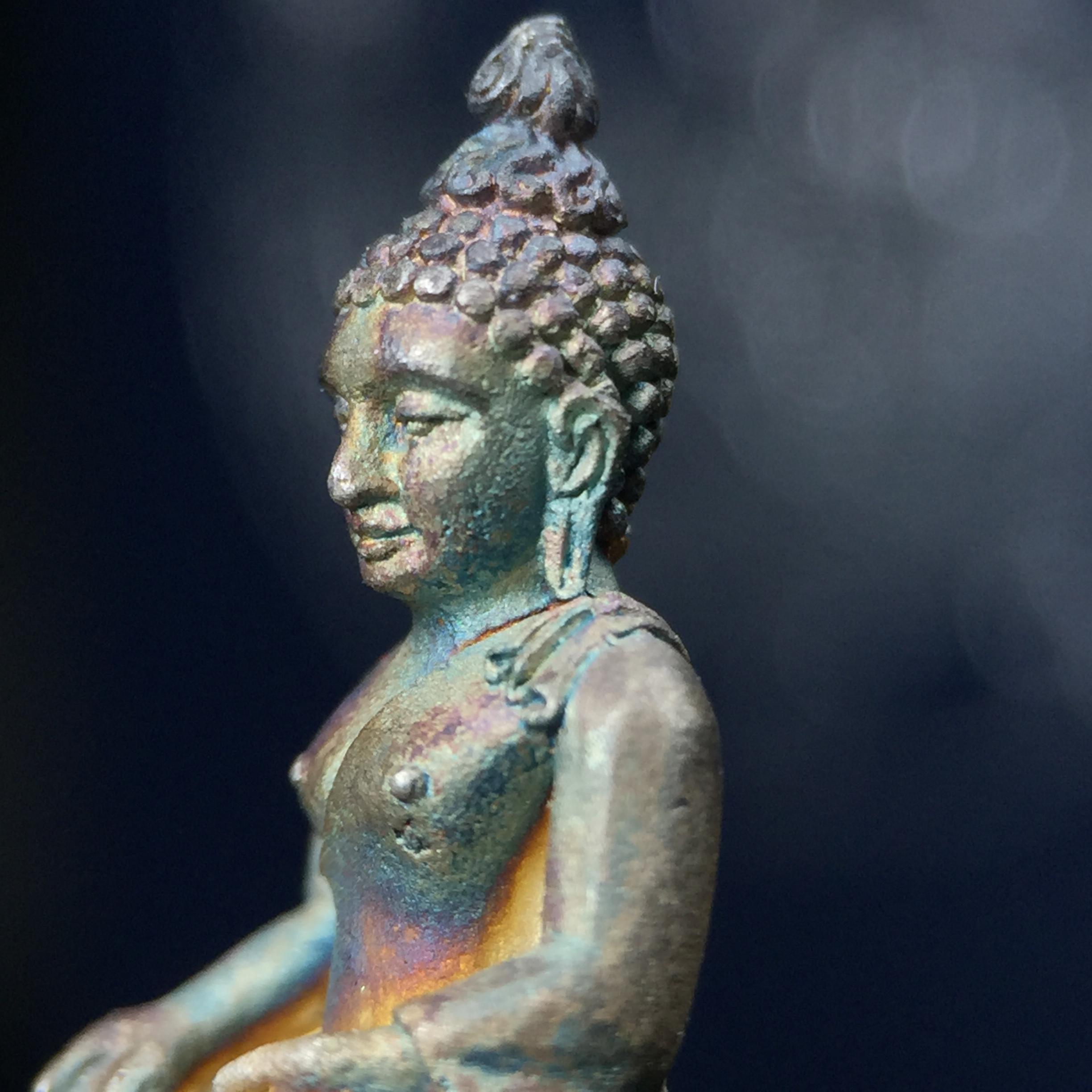 พระกริ่งไพรีพินาศ วัดบวรนิเวศวิหาร ปี2538 การไฟฟ้าส่วนภูมิภาคจัดสร้าง เนื้อเงิน(สภาพผิวเดิม ขึ้นสีรุ้งธรรมชาติ สวยแบบนิยม)พร้อมกล่องบรรจุเดิม หมายเลข 6432