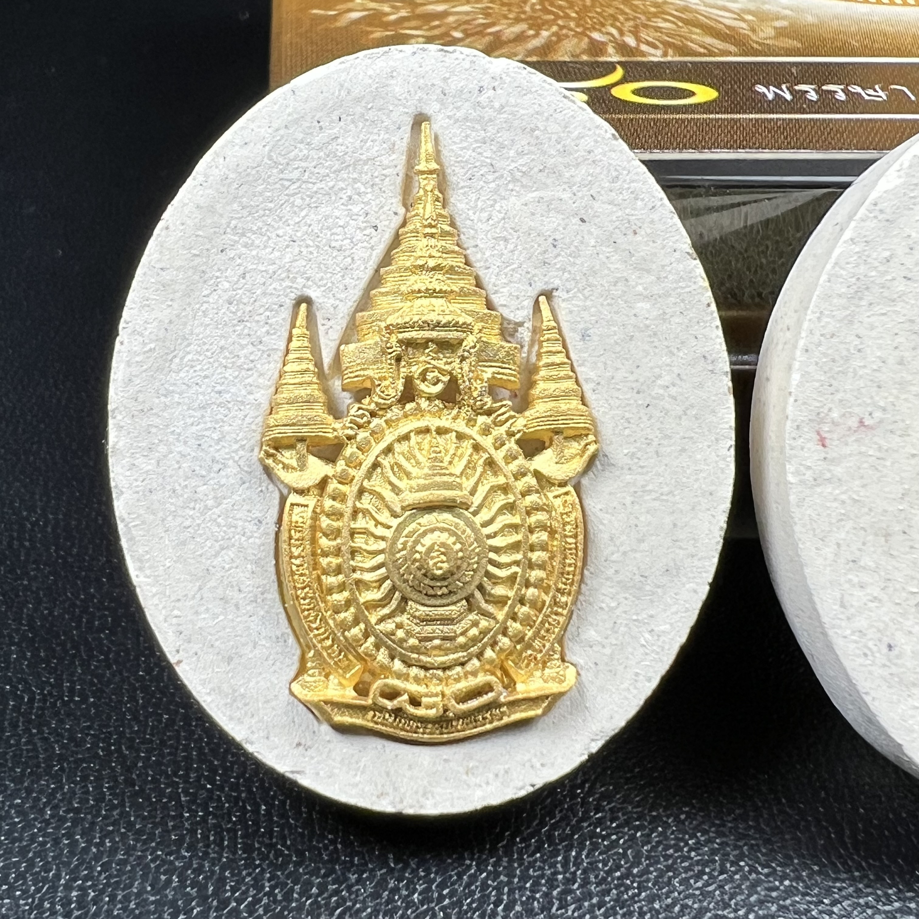 เหรียญรูปหล่อพระบาทสมเด็จพระเจ้าอยู่หัวในหลวงทรงงาน“รุ่นเย็นศิระเพราะพระบริบาล 80พรรษา มหากษัตริย์คู่แผ่นดินสยาม” พ.ศ.2550 เนื้อผง พุทธคุณ (ผงจิตรลดาพระราชทาน)ด้านหลังสัญลักษณ์ 80พรรษา เนื้อทองคำ+เงิน+ทองแดง(ขนาด27*35 มม.)พร้อมกล่องบรรจุเดิมครบ(1ชุด3องค์)