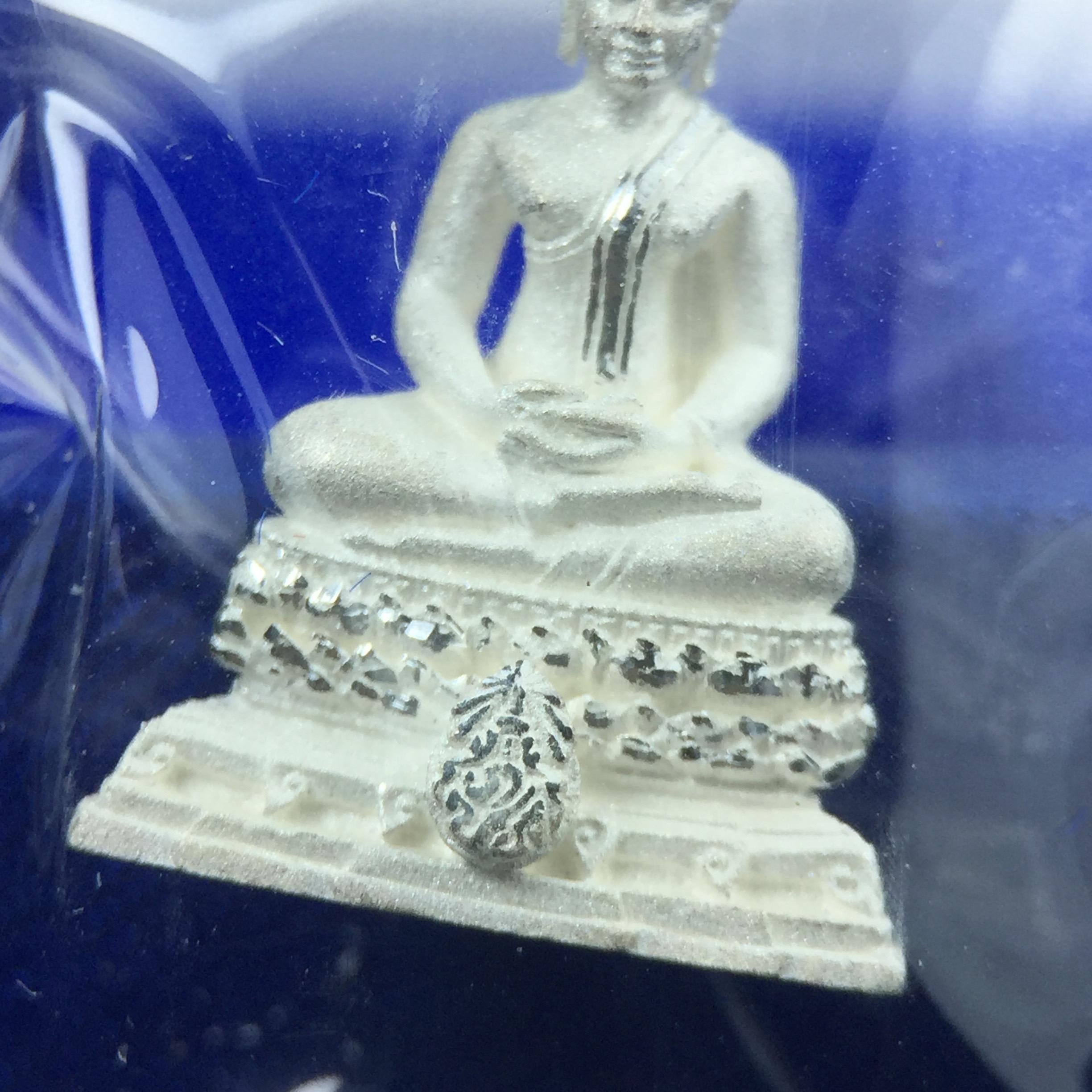 พระชัยวัฒน์พุทธสิหิงค์ ภปร. รุ่นสร้างหอพระธรรมศาสตร์ ปี2542 เนื้อเงิน(ผิวเดิม ซีนซองเดิม กล่องครบสวยสมบูรณ์) มหาพิธี 3วาระอันยิ่งใหญ่(ตอกโค๊ตและหมายเลข)1ใน 10000 องค์