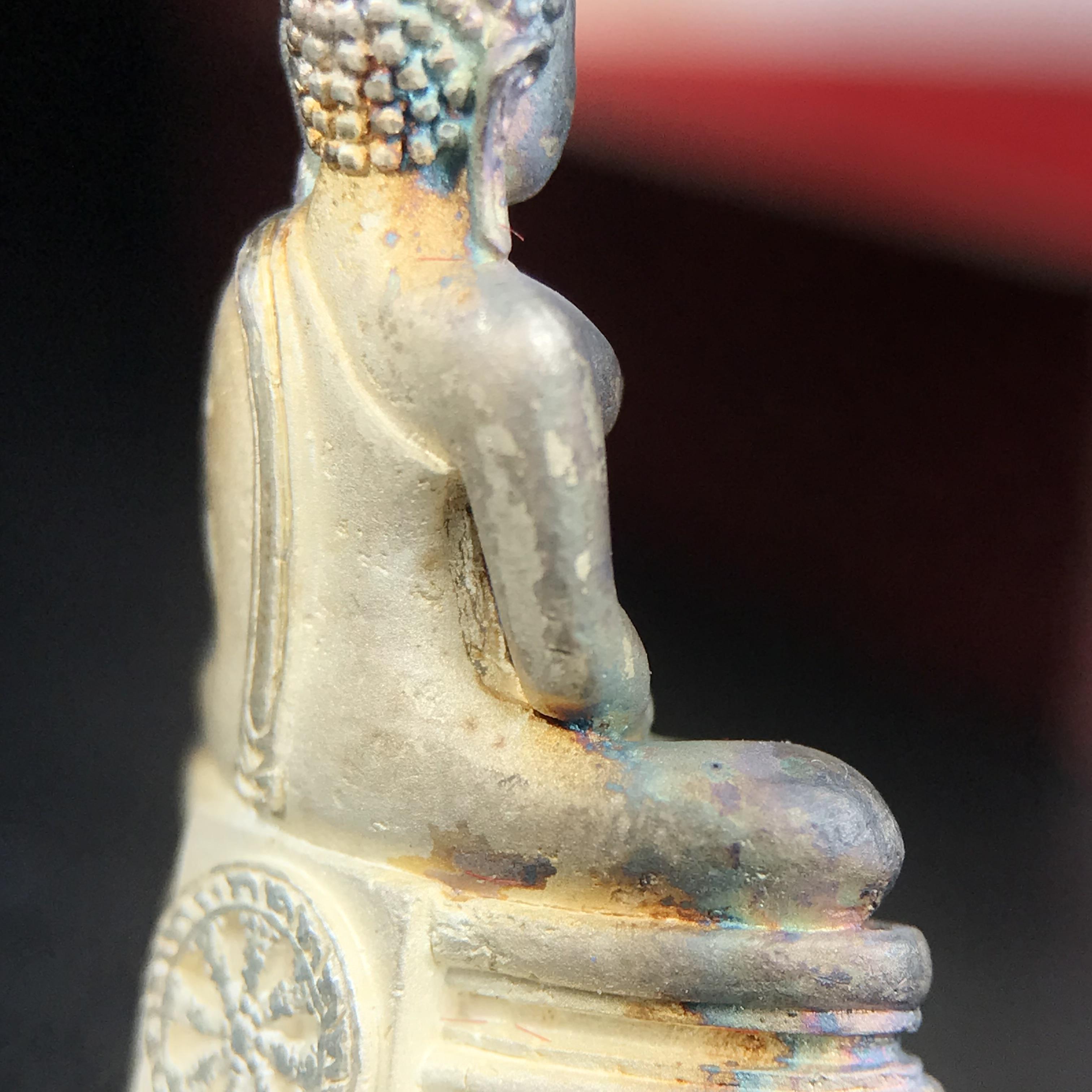 พระพุทธโสธร(หลวงพ่อโสธร) รุ่นสร้างอุโบสถ ปี2539 เนื้อเงินทรายนวลขัดเงาบางส่วน ลอยองค์พิมพ์ใหญ่ สภาพสวยกล่องบรรจุเดิมครบสมบูรณ์(งานแพรนด้า จิวเวลรี่)สวยงดงาม(เนื้อเงินผิวเดิมรุ้งสวยสวย องค์หมายเลขสวย ๒๒๒๒๕)