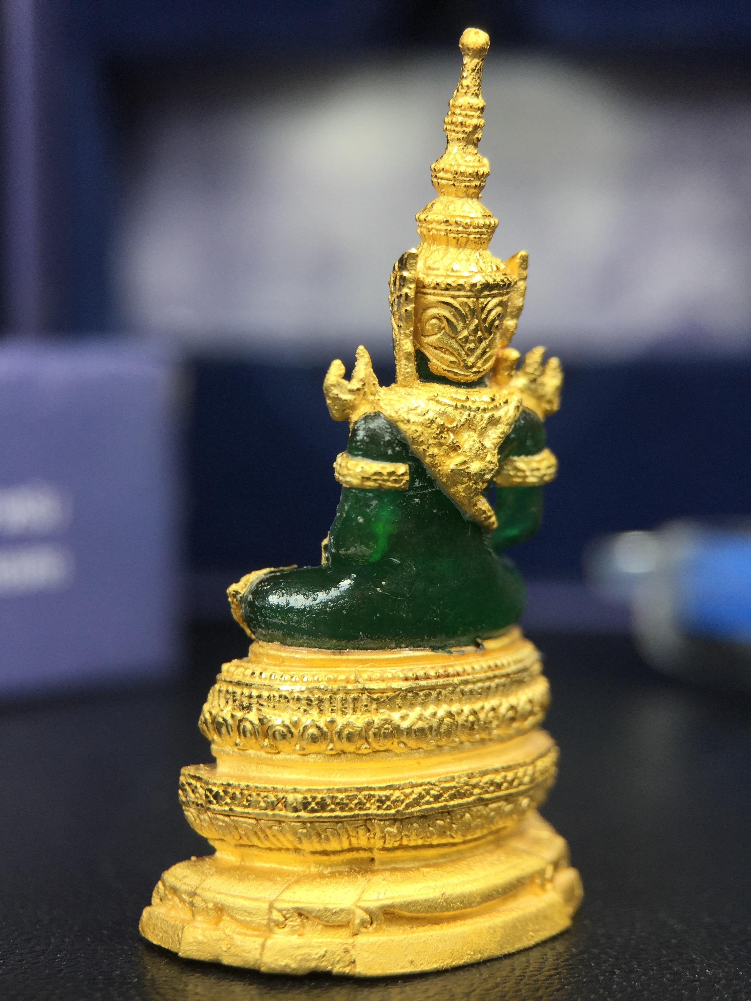 พระแก้วมรกต ภปร. จัดสร้างโดย รพ.ภูมิพลฯ ปี2547 ลอยองค์ขนาดหน้าตัก 1/2 นิ้ว เนื้อเรซิ่นหุ้มทองคำ99.99 งดงามทรงคุณค่าอีกหนึ่งรุ่นยอดนิยม หายาก